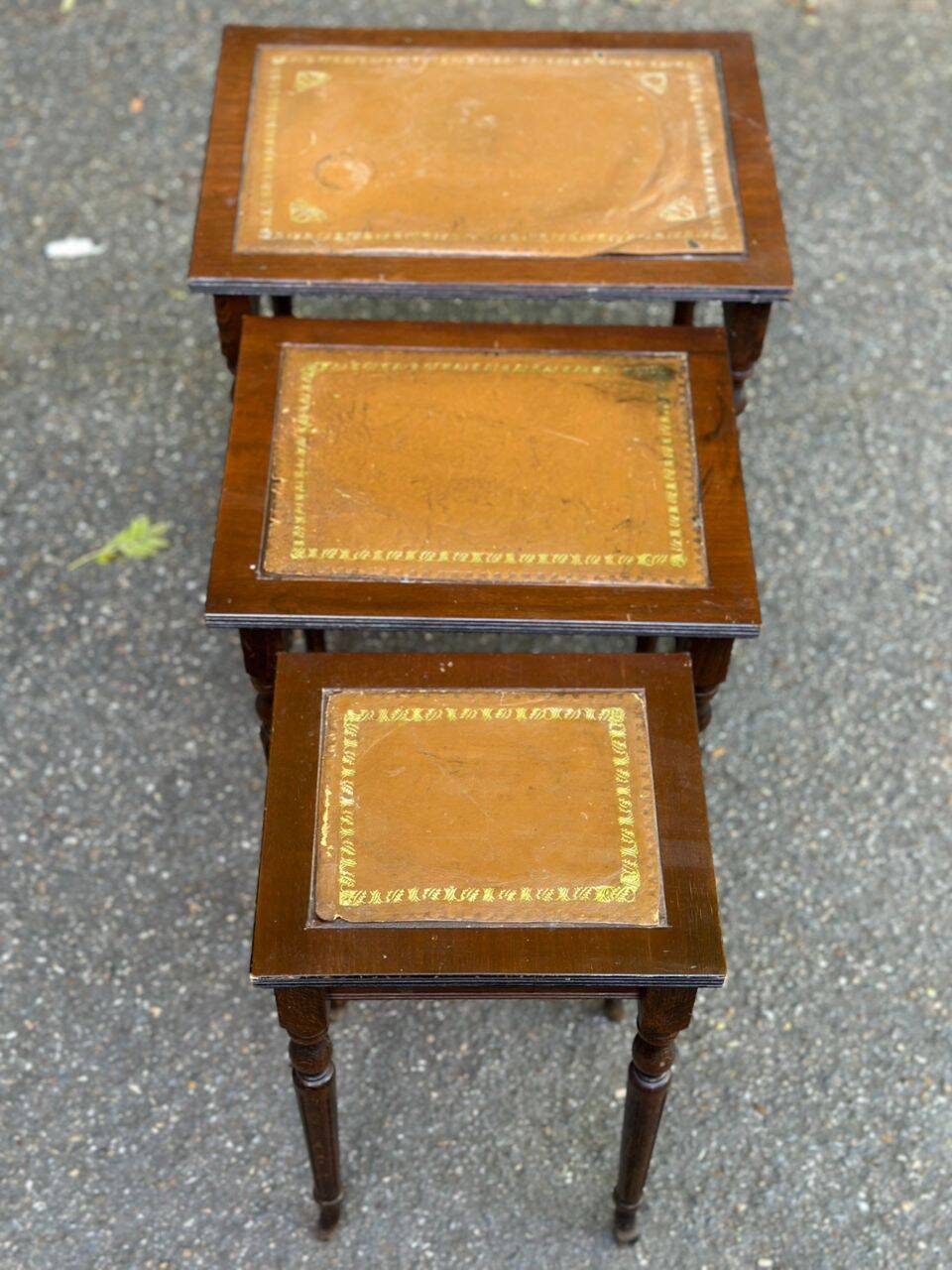 3 nesting tables in solid wood and tawny leather from the 1950s.