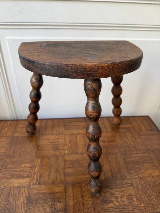 Tabouret de traite ancien style brutaliste tripode en bois tourné