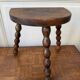 Tabouret de traite ancien style brutaliste tripode en bois tourné
