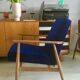 Fauteuil vintage original 300-190 du milieu du siècle en velours bleu marine