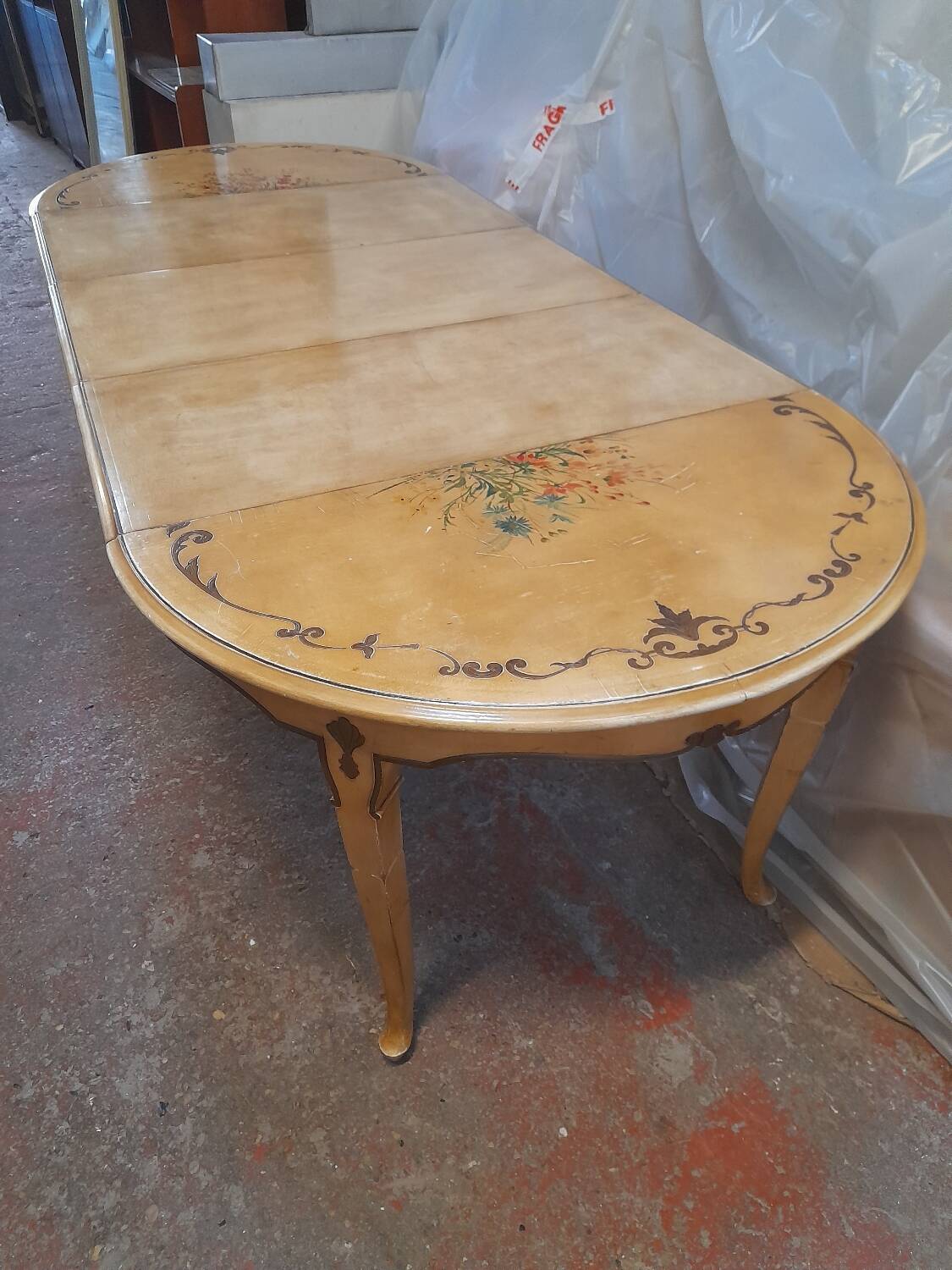 Round table for 4 to 10 place settings