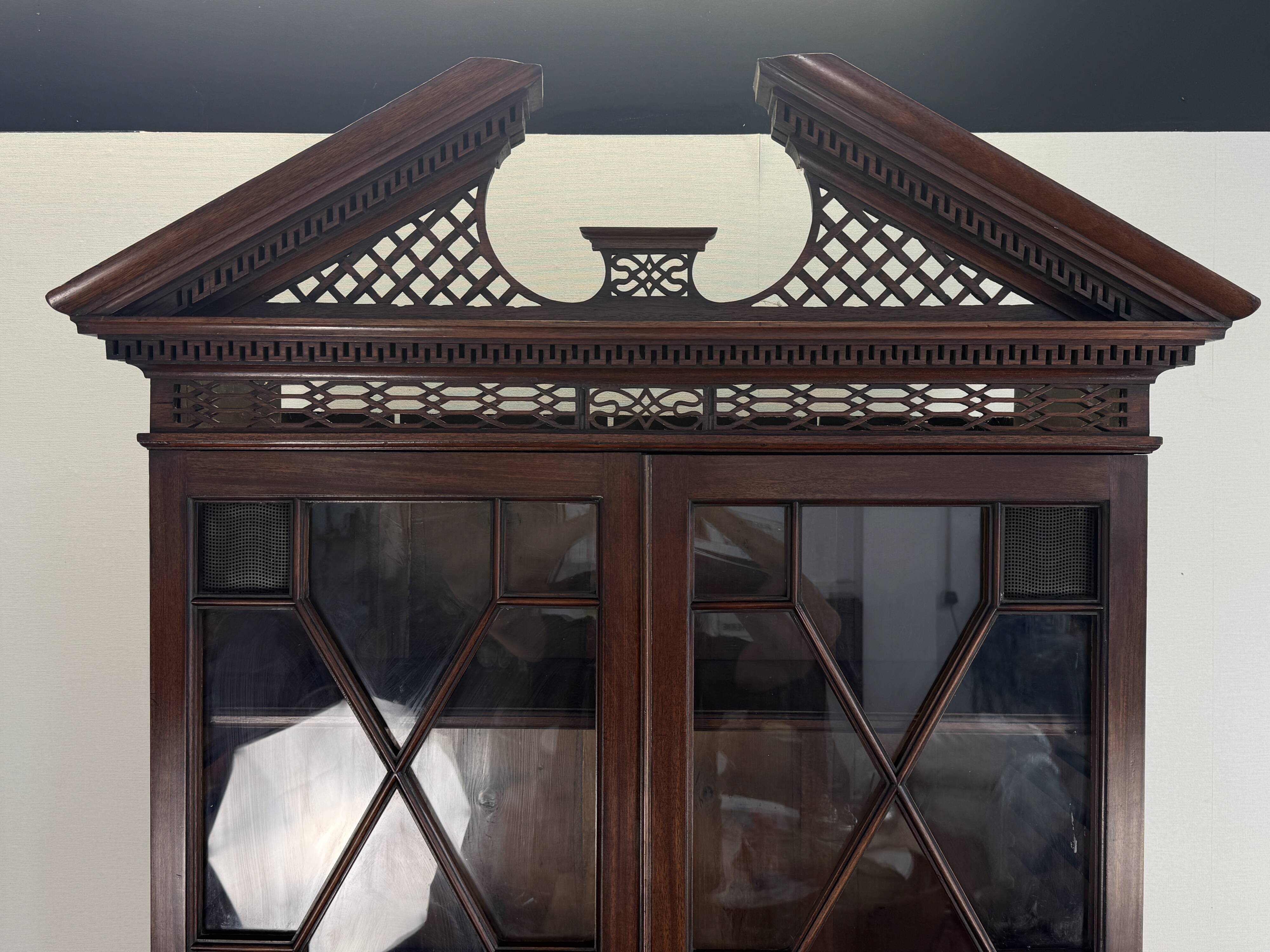 Bibliothèque Chippendale en acajou, Angleterre, circa 1770 — provenance doc