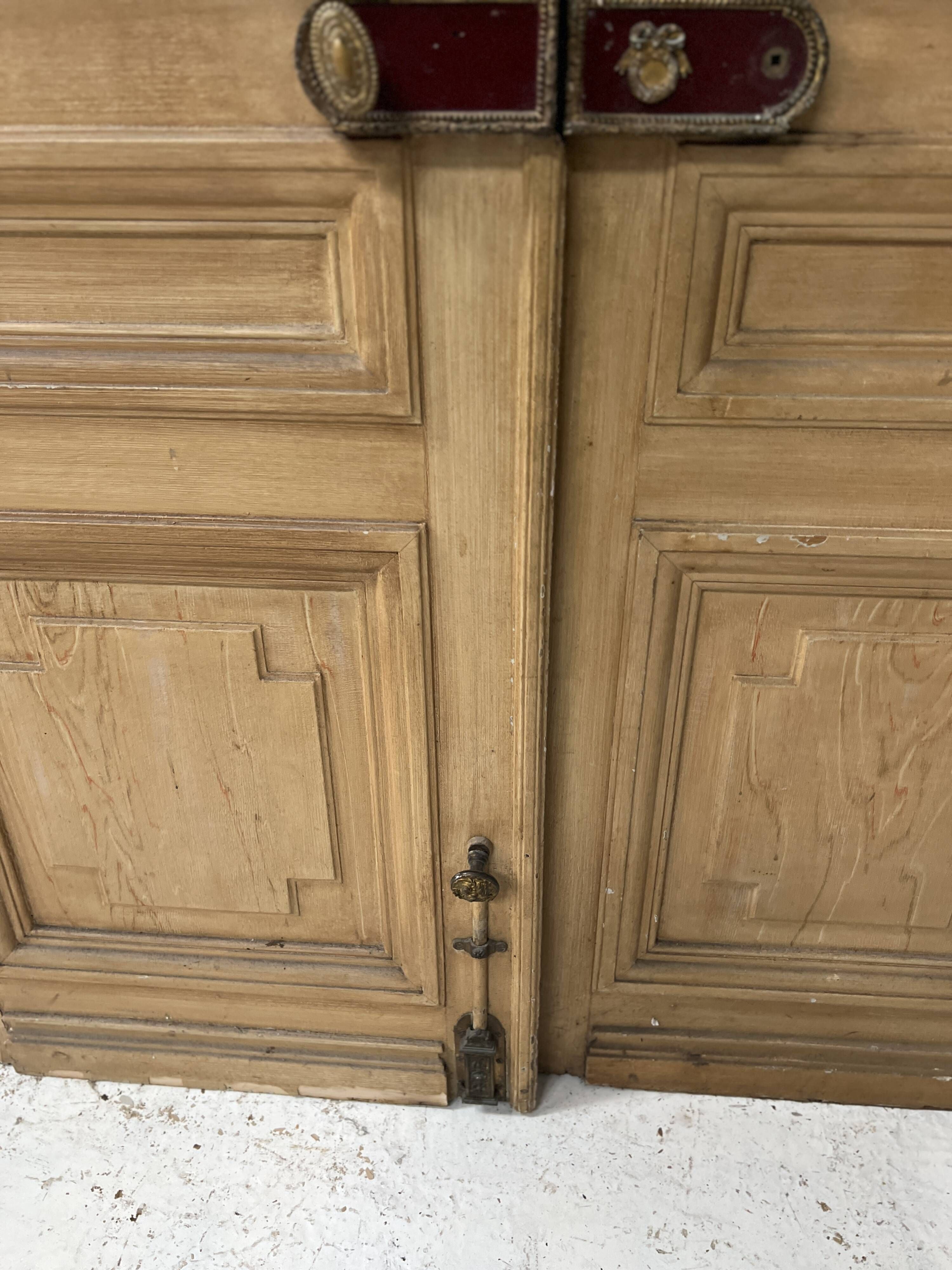Pair of Haussmann-style double passage doors in patinated oak from the 19th century.