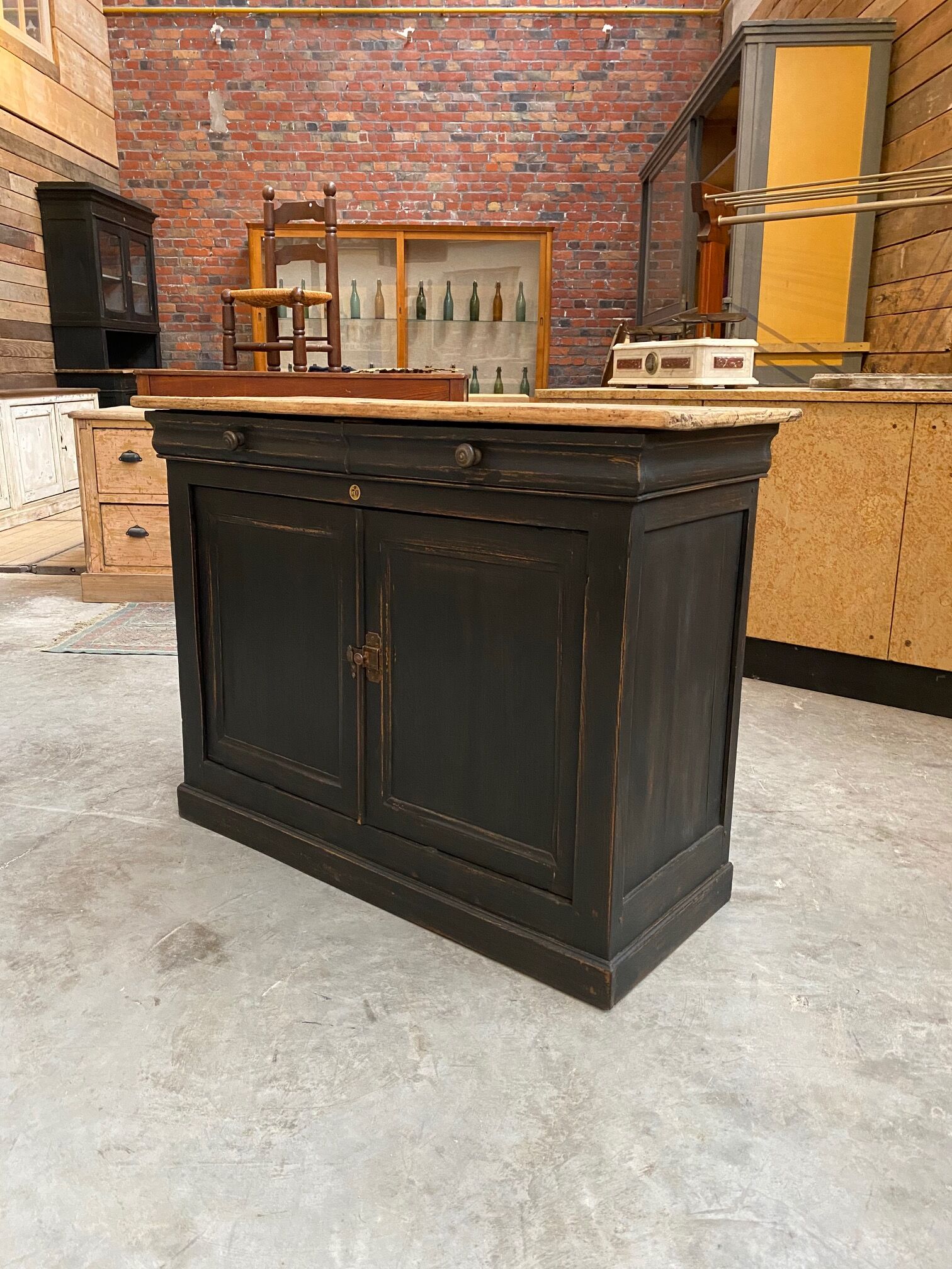 Buffet 2 doors early XXth