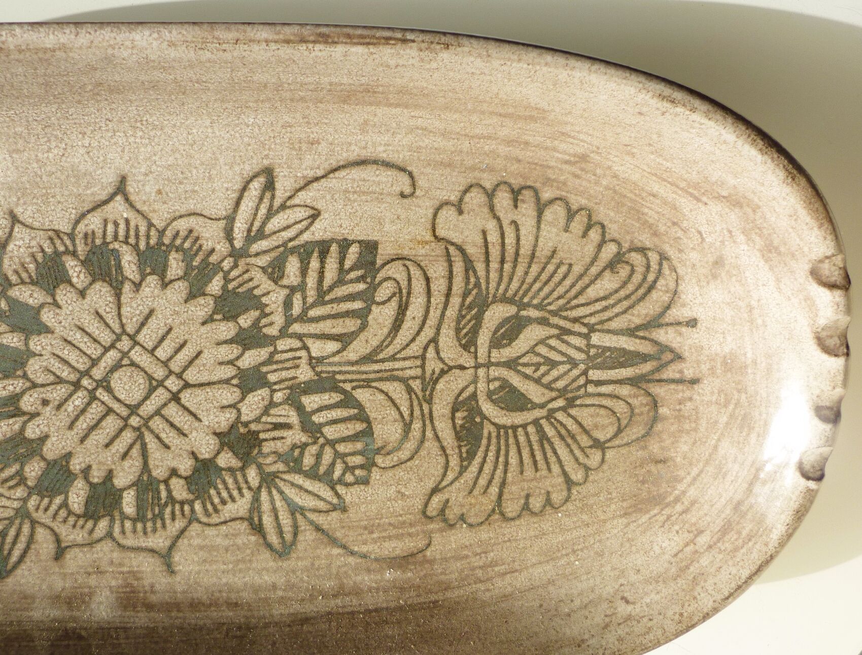 Glazed art ceramic dish, 1950s/1960s, signed La Tournerie, stylized decoration