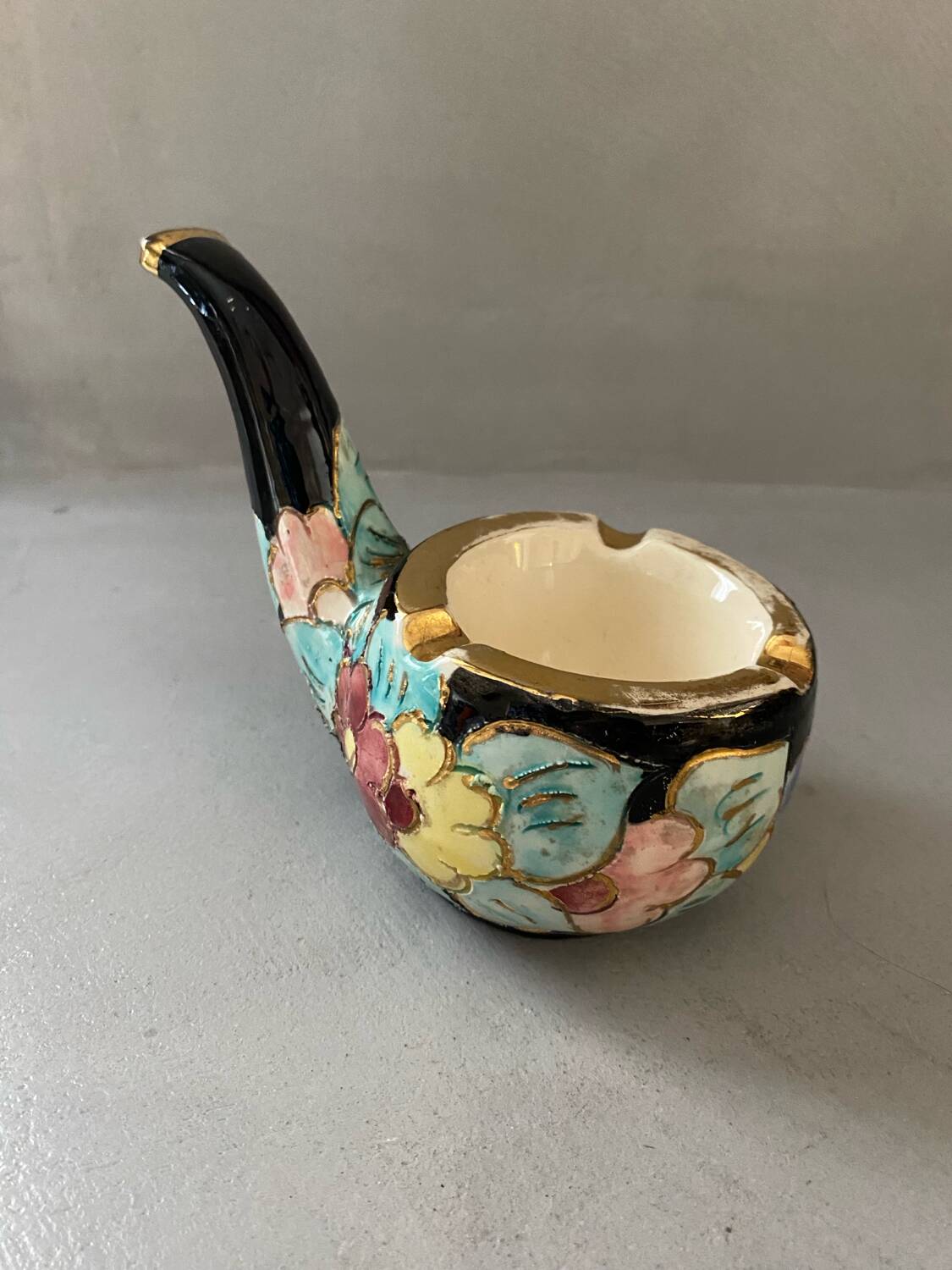 Vallauris pipe-shaped ashtray with blue and gold flowers