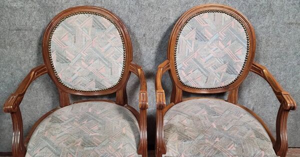 Paire de fauteuils style louis XVI a dossiers médaillons époque XXème