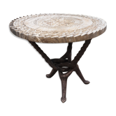 Table ouvragé en tek et pietement tripode