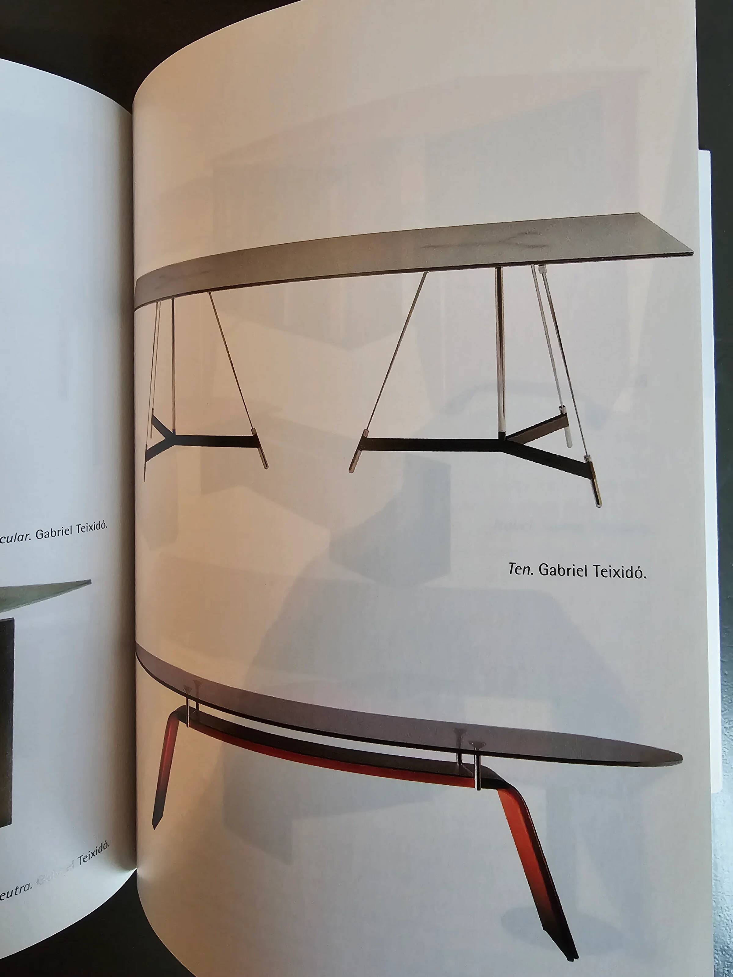 Table tripode italienne / plateau en verre mat / Gabriel Teixidós