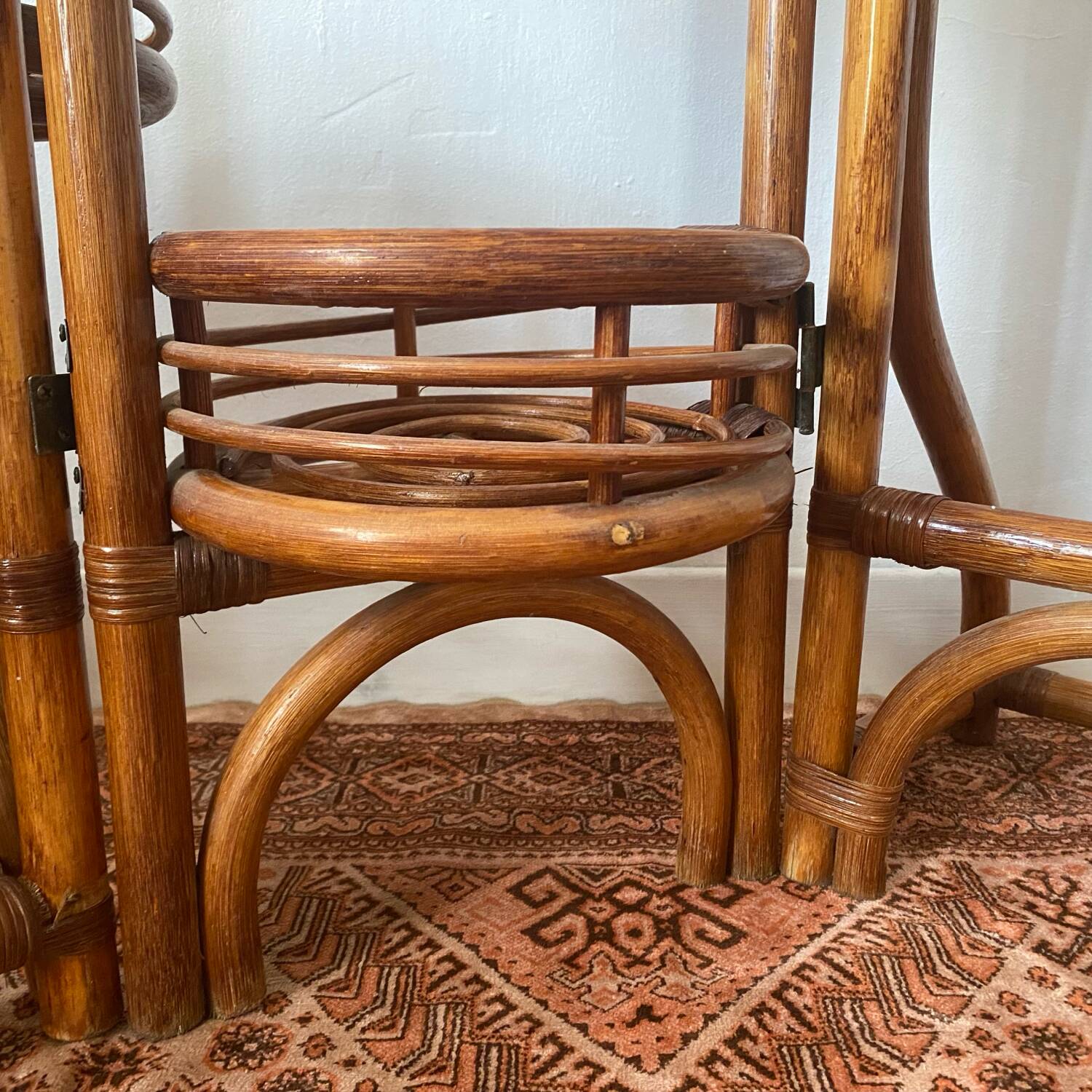Rattan plant stand screen