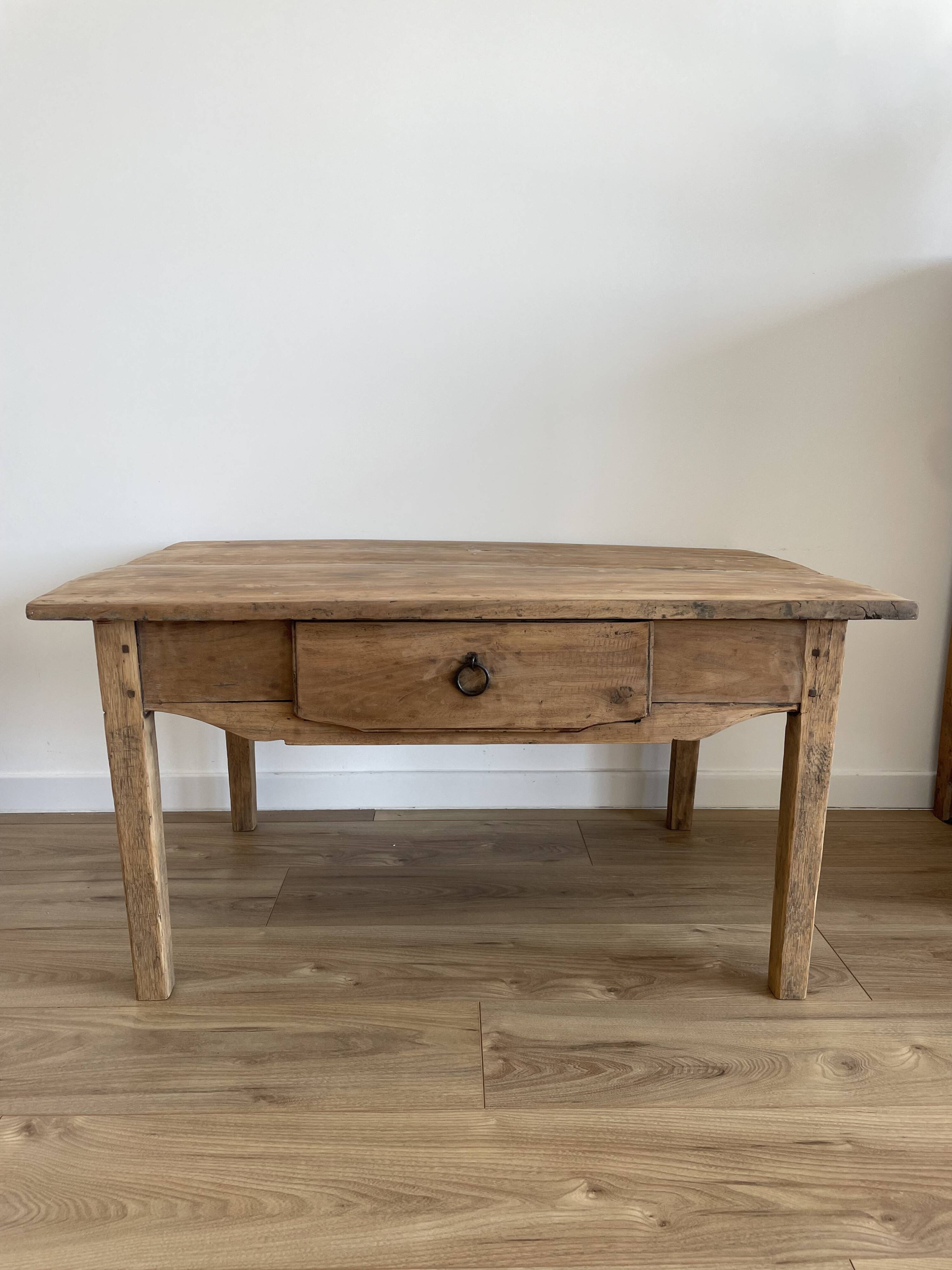 Table basse de ferme ancienne en bois brut