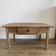 Table basse de ferme ancienne en bois brut
