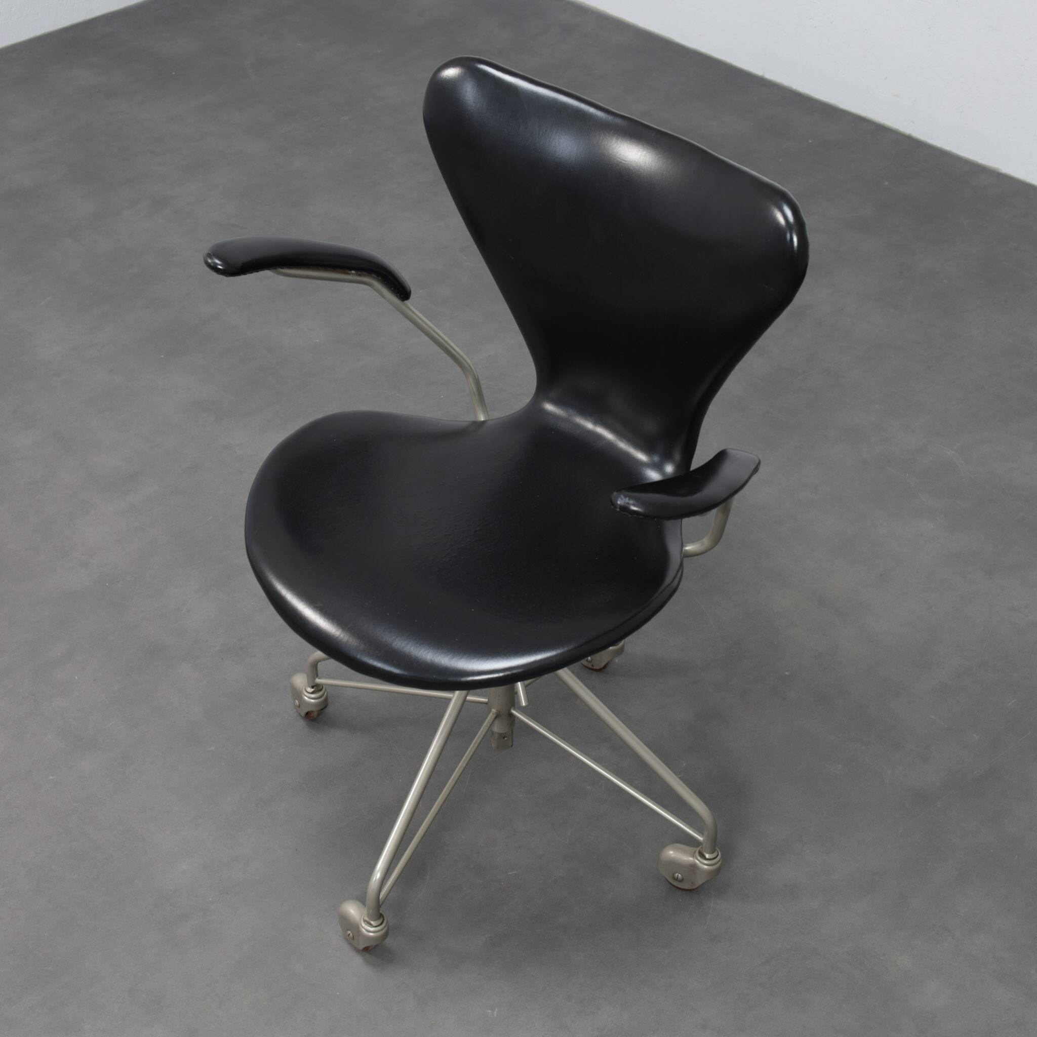 Arne Jacobsen Model 3217 office chair for Fritz Hansen, first edition, 1950s