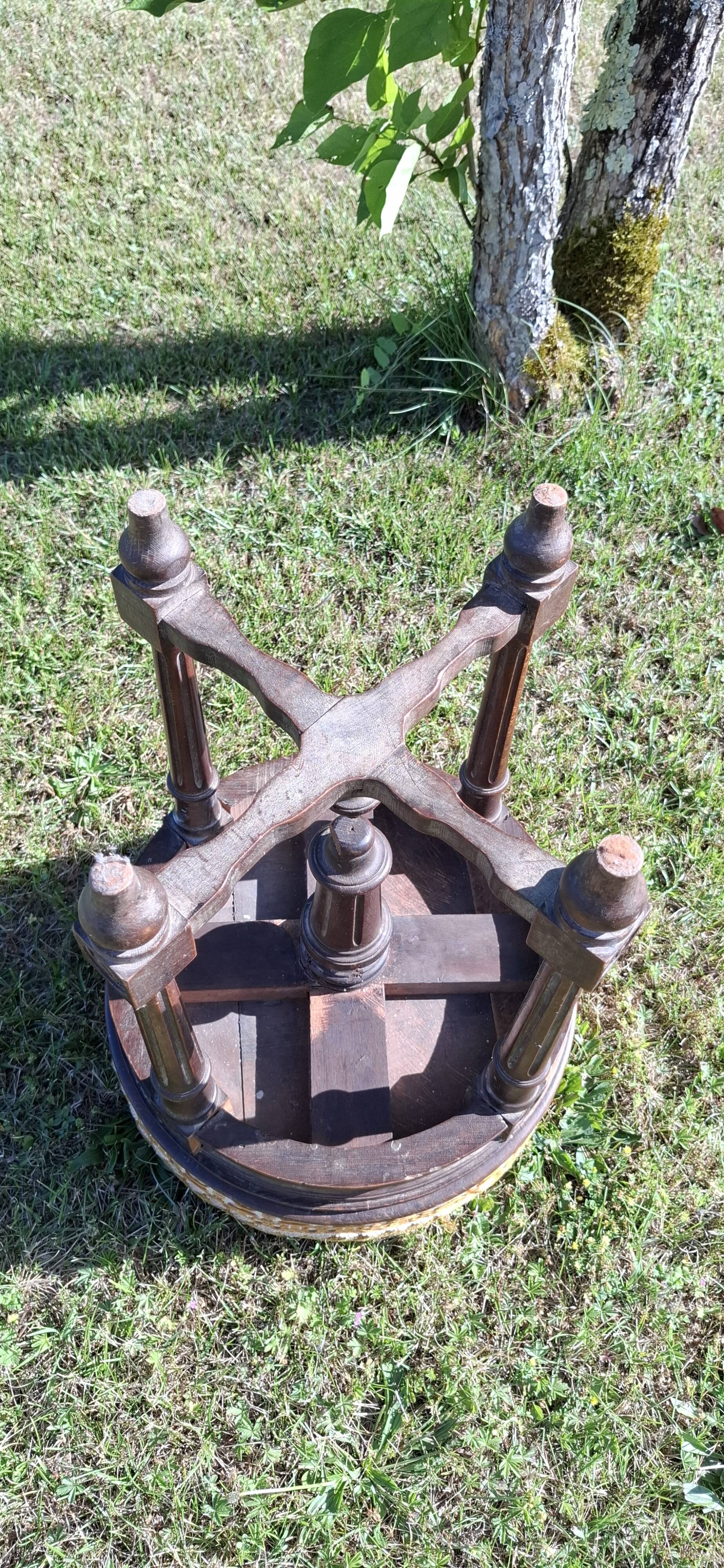 Adjustable piano stool