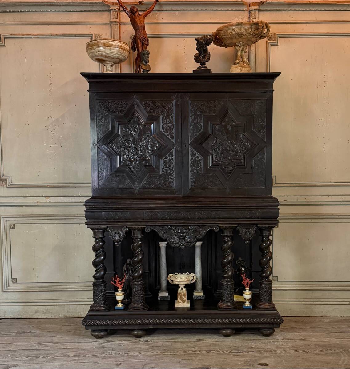 Large Louis XIII cabinet in ebony veneer, 17th century