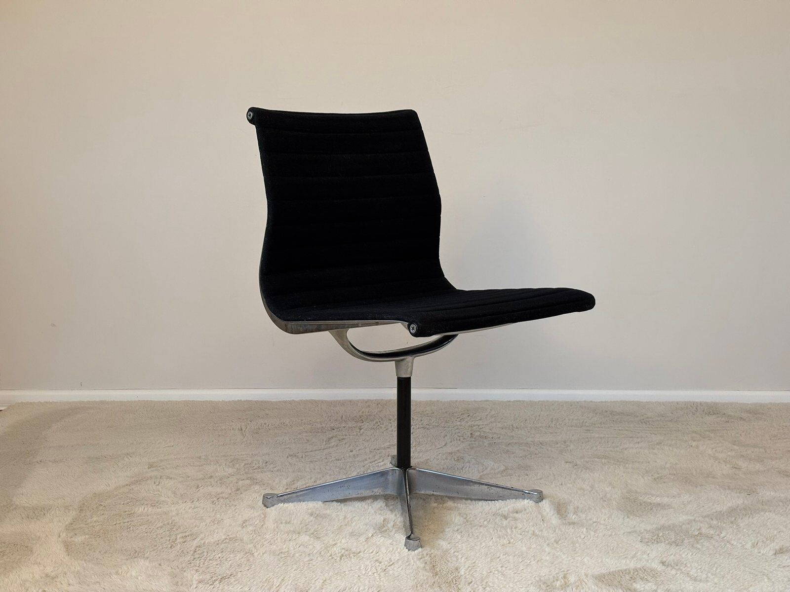 Model EA 105 aluminium swivel chair by Eames for Herman Miller, 1970s