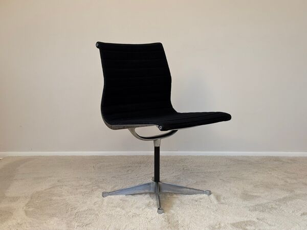 Chaise pivotante en aluminium modèle EA 105 par Eames pour Herman Miller, années 1970.