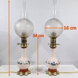 Paire de lampes à pétrole en porcelaine électrifiées, fin XIXème