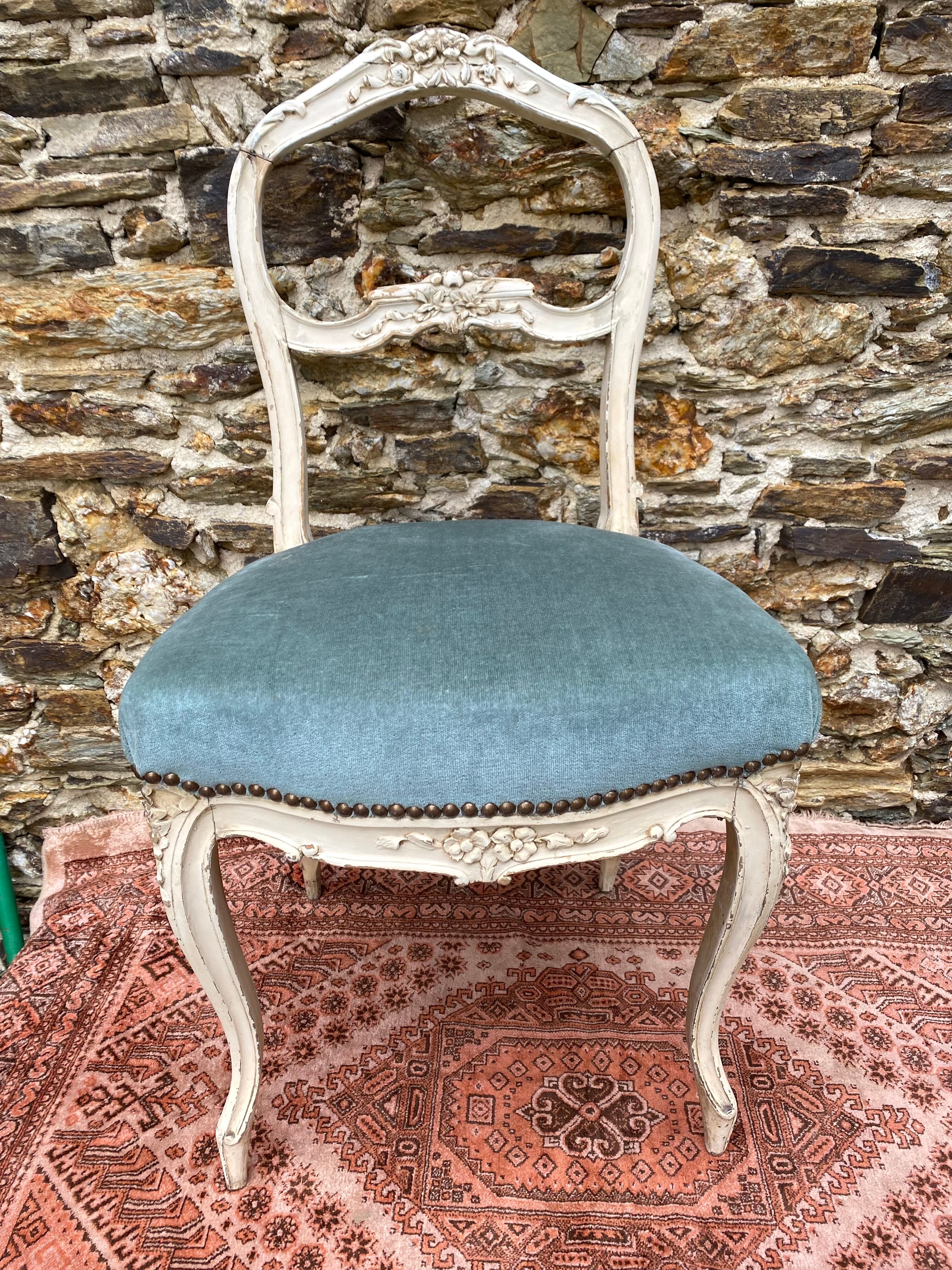 Louis XV chair, 18th century in carved wood decorated with flowers