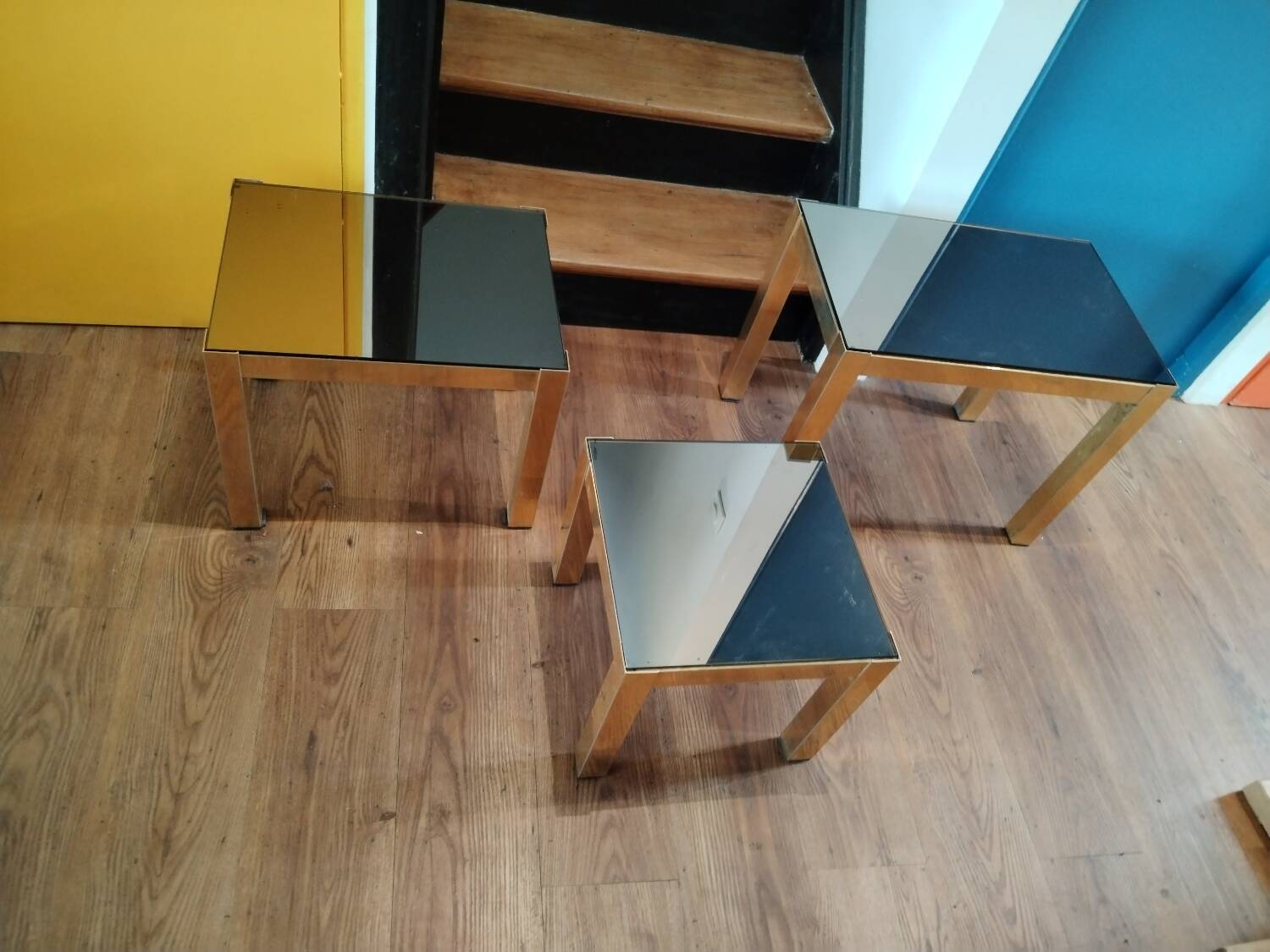 Vintage nesting table in gold metal and smoked mirror glass