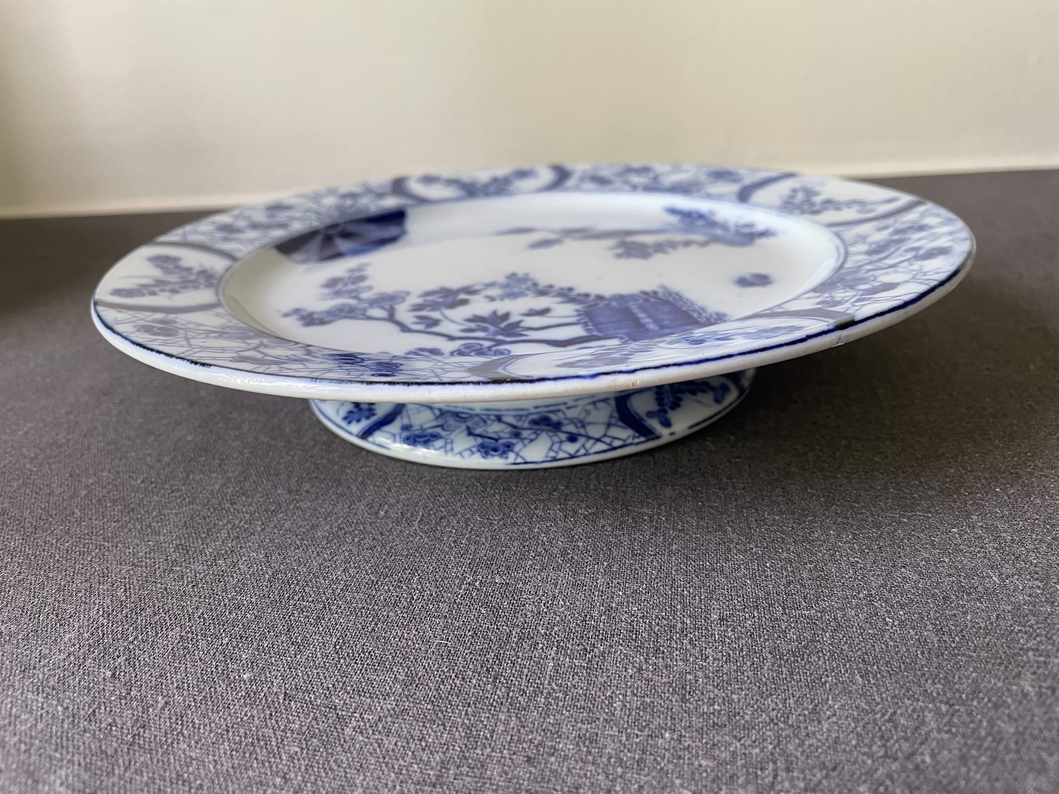 Assiette sur piédouche en faïence bleue et blanche Creil & Montereau, service "Japon", XIXème siècle