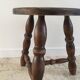 Tabouret en bois tourné tripode vintage