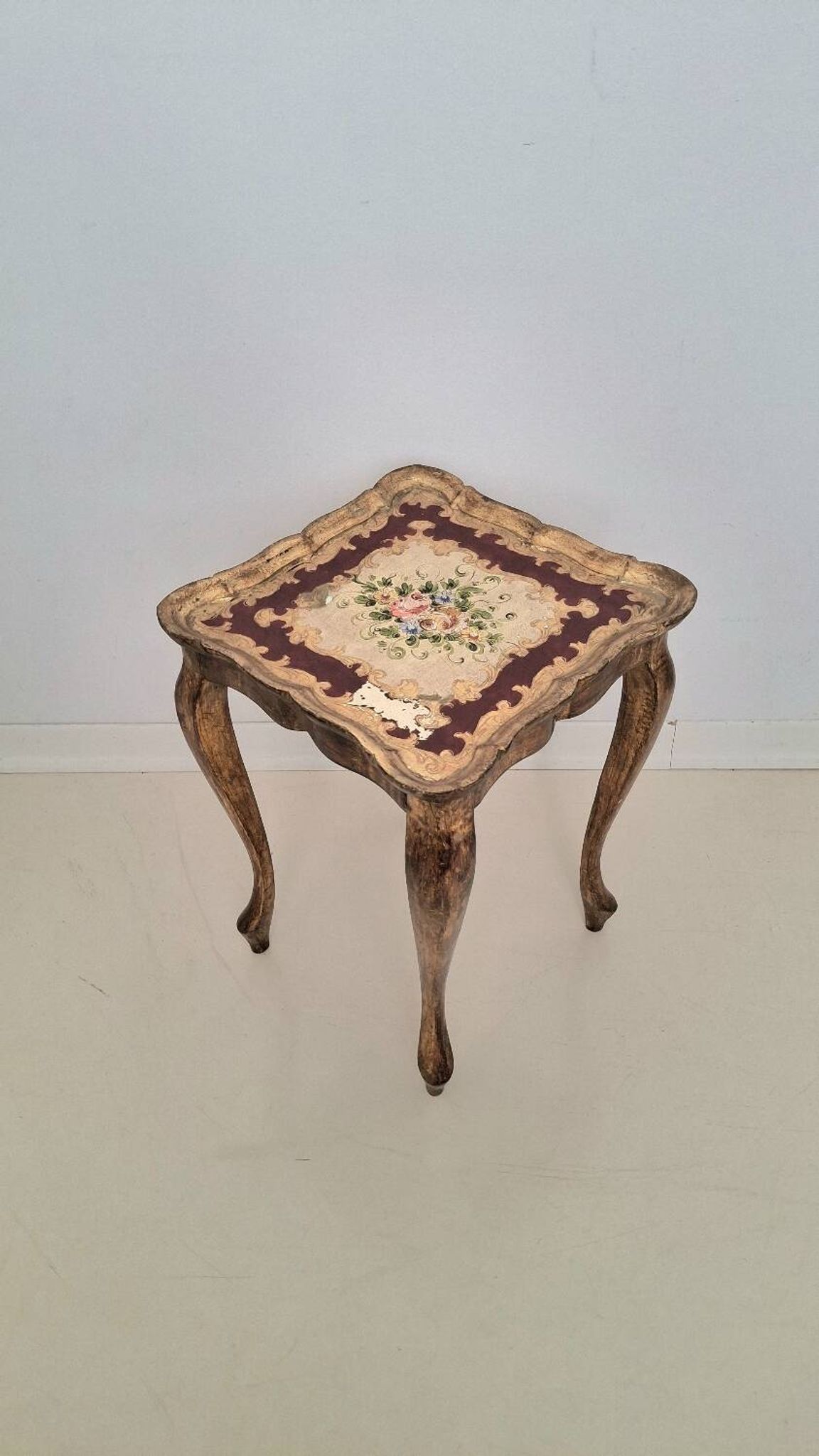 Table d'appoint en bois doré florentin italien du milieu du siècle avec peinture à la main F