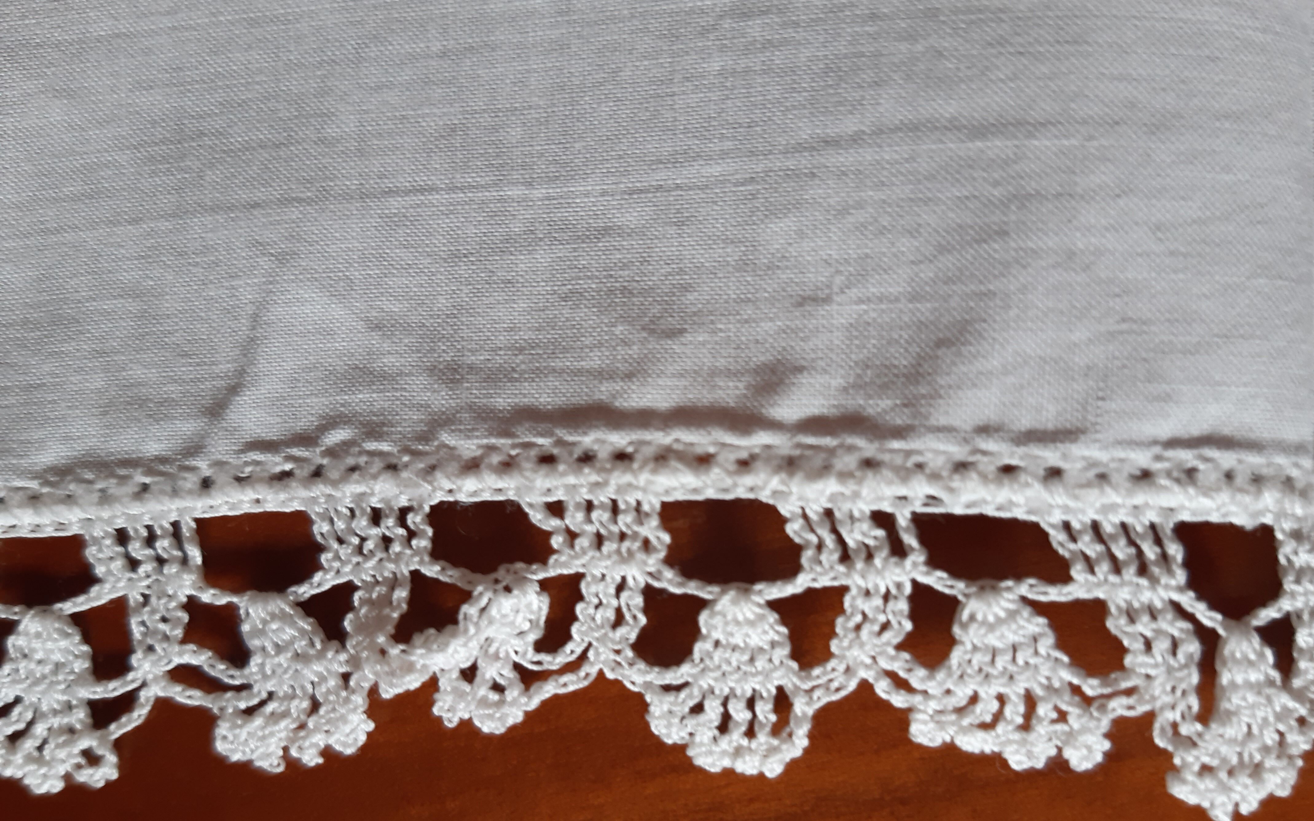 Napperon carré en coton blanc. Bordure au crochet fin, fait main. Années 50.