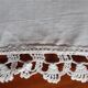 Napperon carré en coton blanc. Bordure au crochet fin, fait main. Années 50.