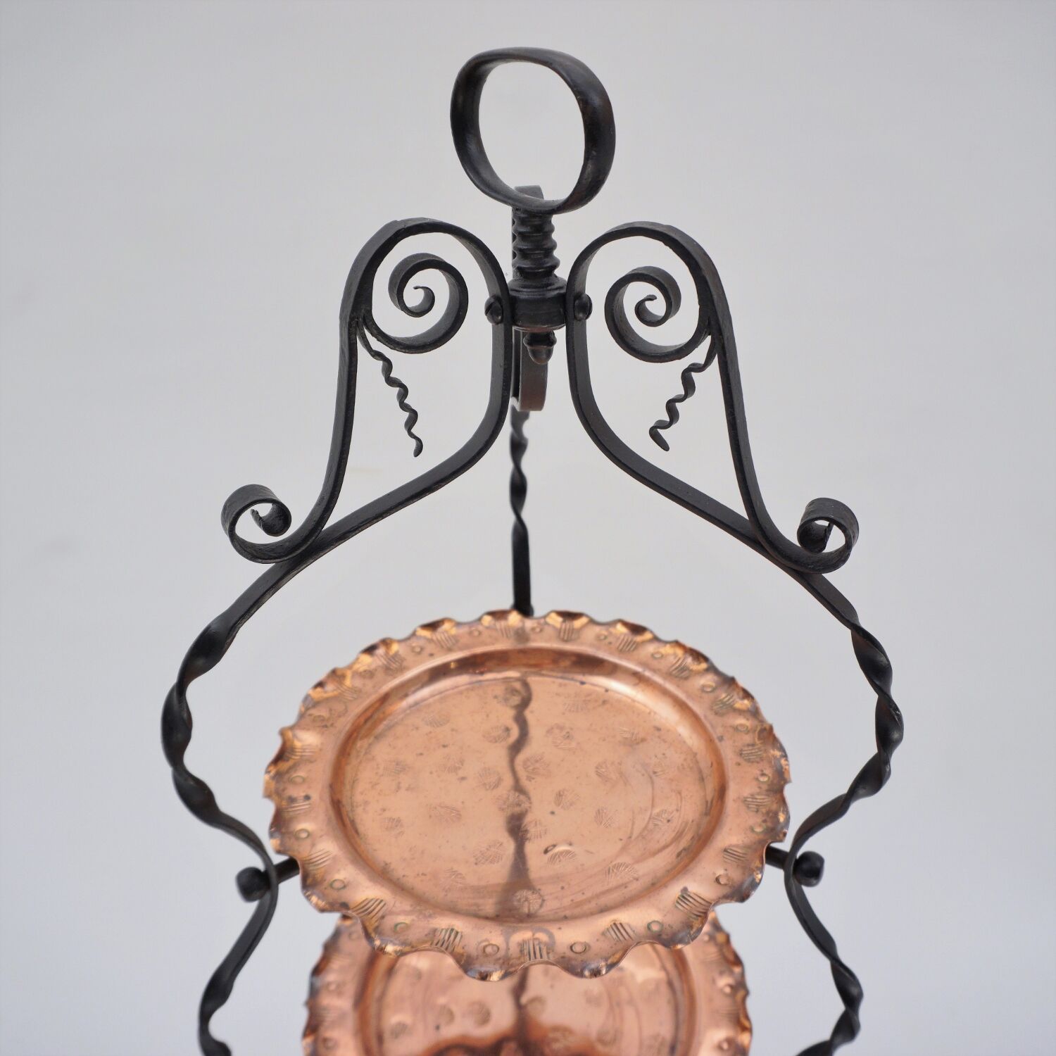 Présentoir de gâteaux Arts & Crafts style Townshends, fer et cuivre, années 1900 ca, anglais