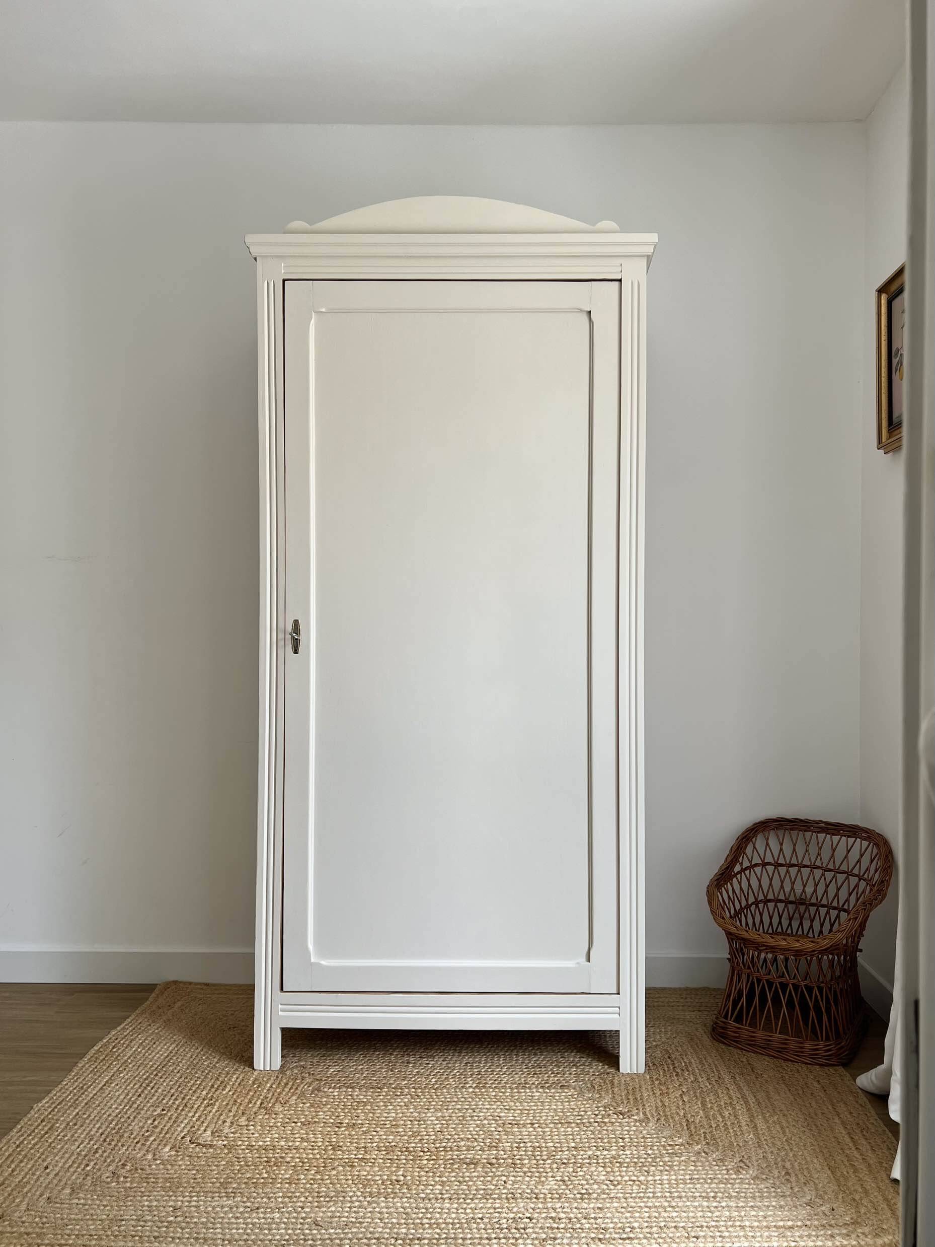 Armoire bonnetière parisienne