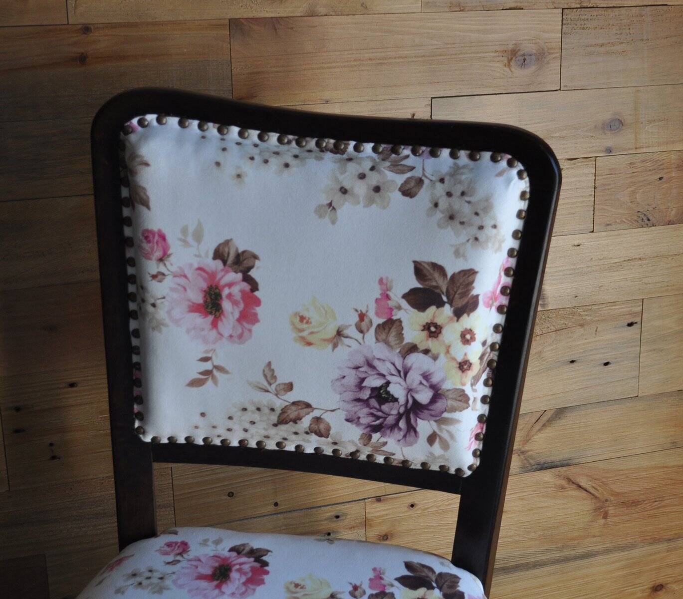 Art Deco chair in wood and white velvet, floral backrest from the 1930s.