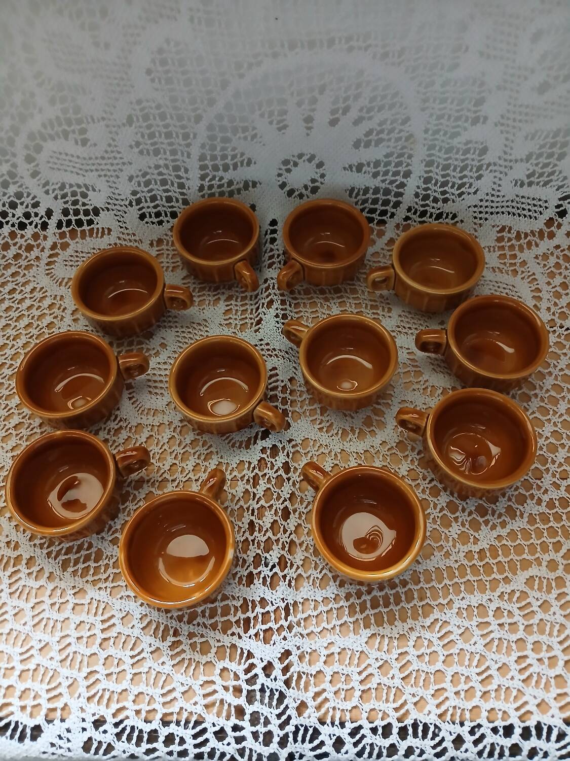 12 tasses à café anciennes avec soucoupes