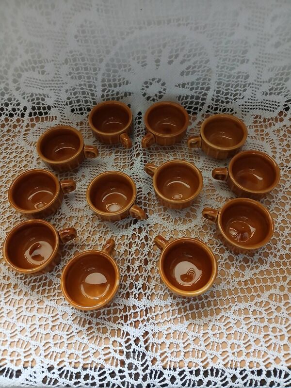 12 tasses à café anciennes avec soucoupes