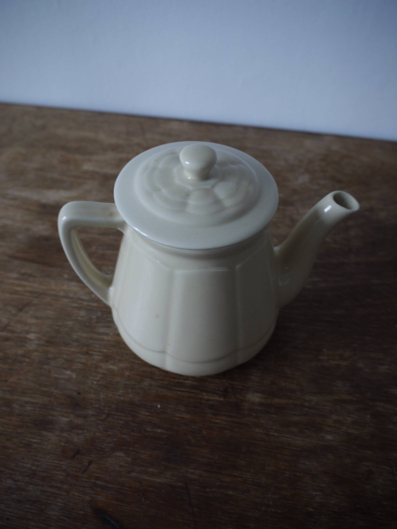Théière vintage blanc cassé