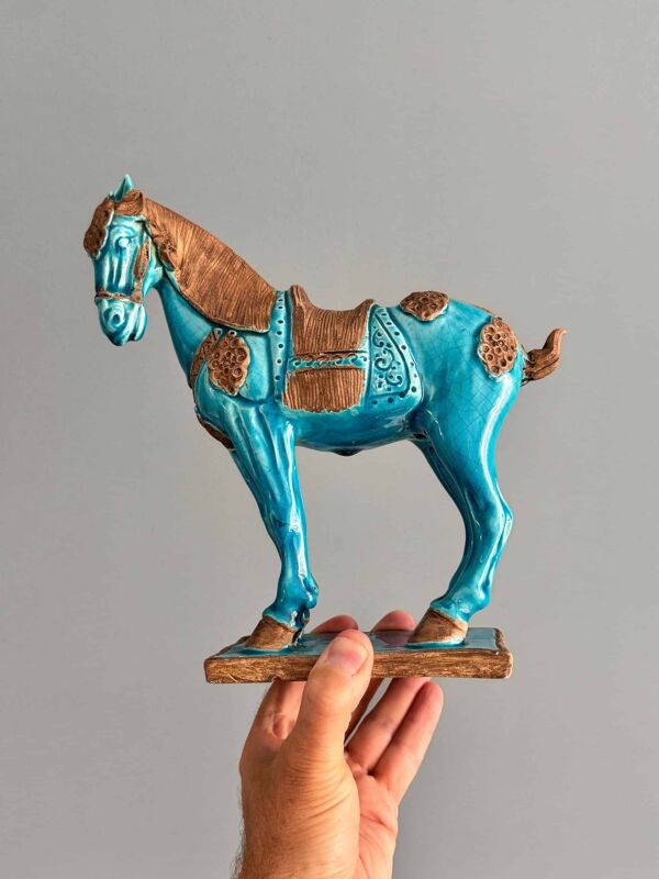 Sculpture d’un cheval Tang en faïence bleue turquoise