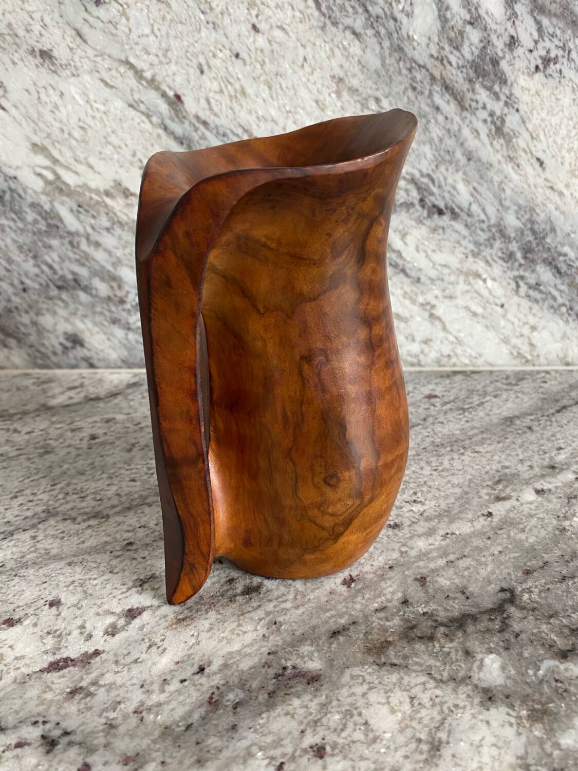 Single-walled pitcher in olive wood