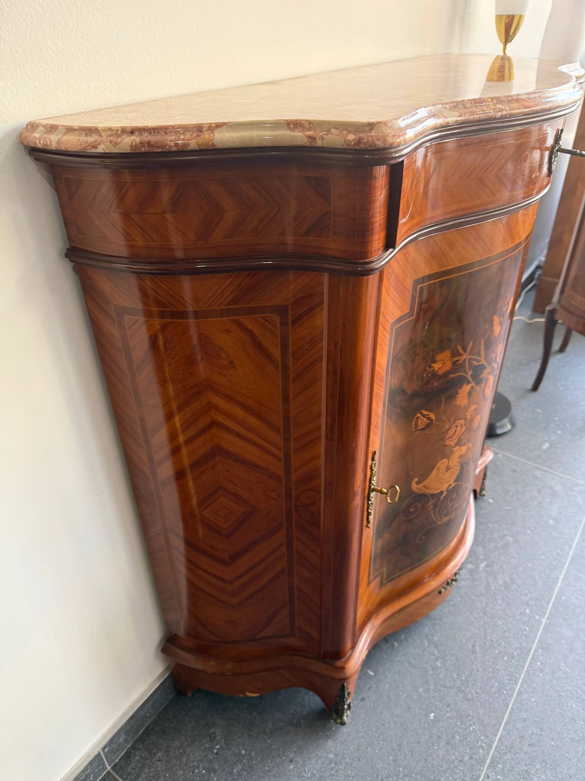 Curved support furniture in floral marquetry – Louis XV style, marble top, late 19th century.