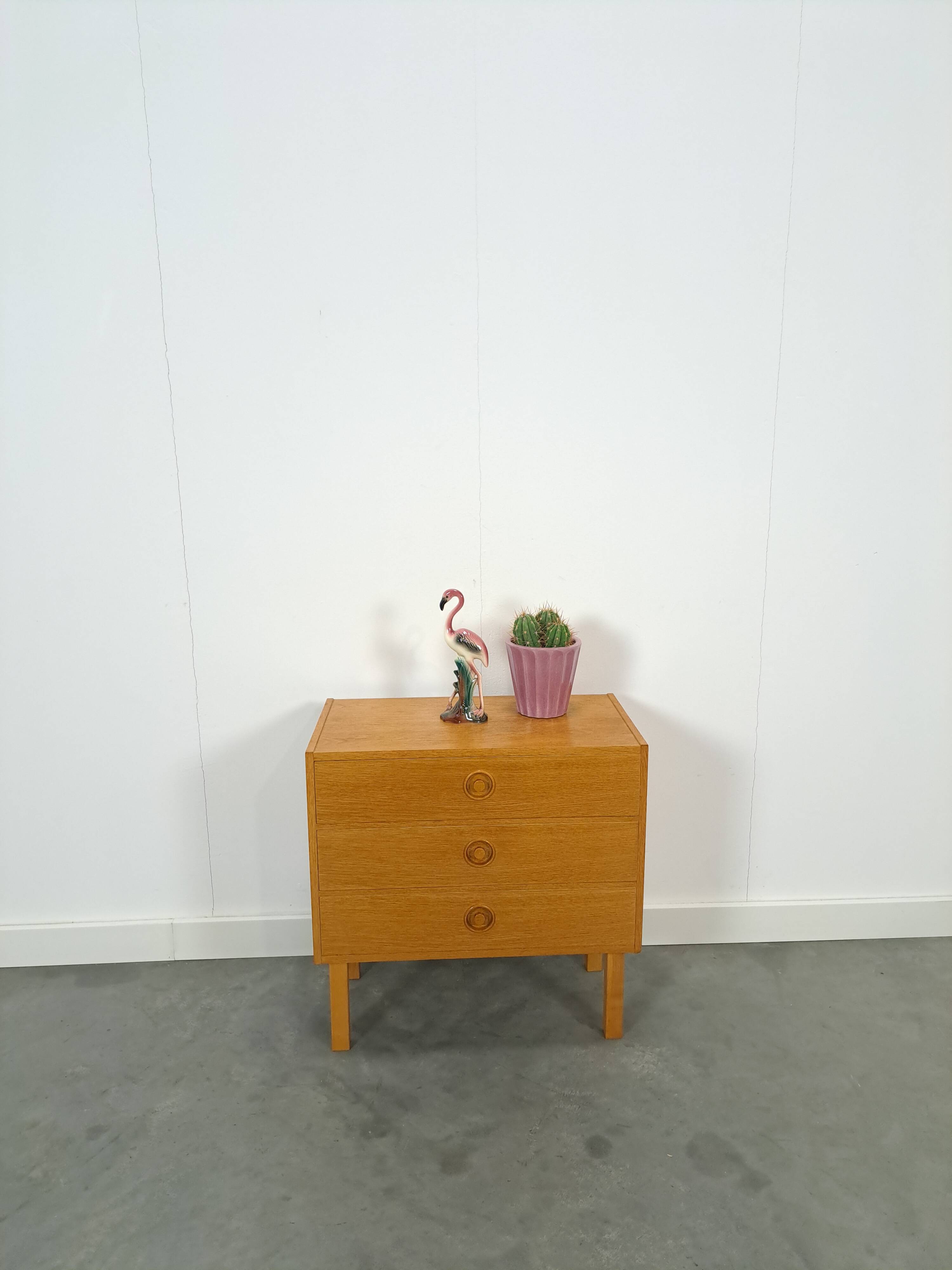 Commode en placage avec poignées rondes de Suède