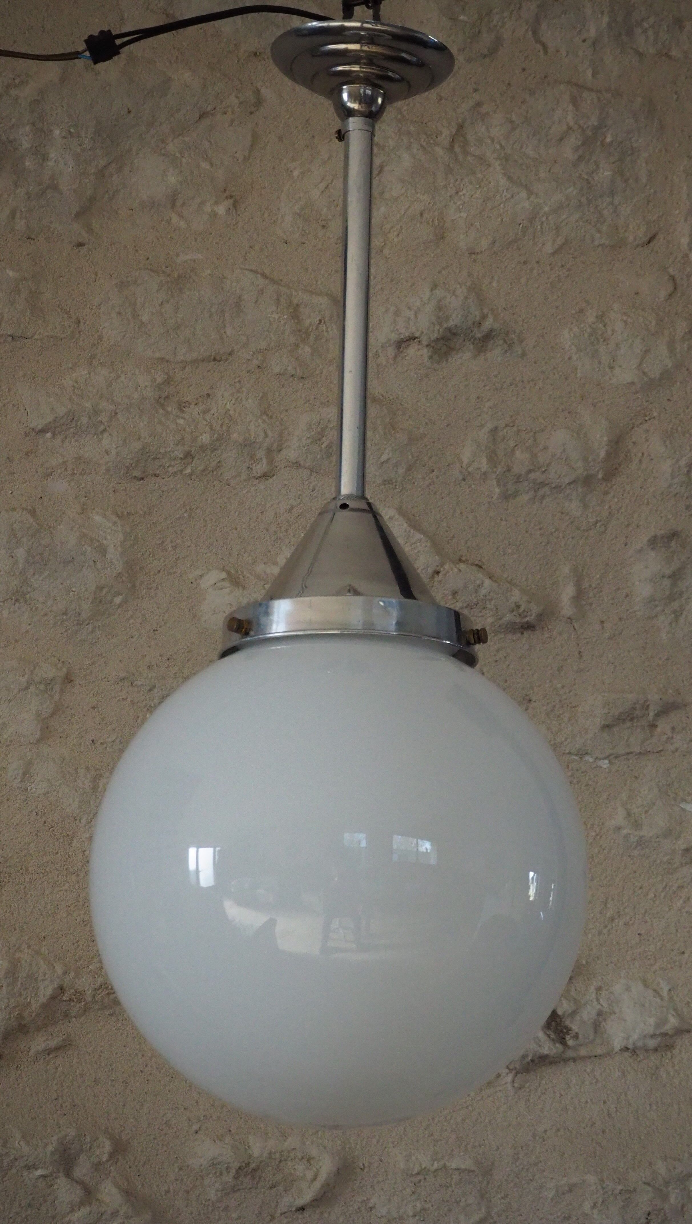 Art deco globe pendant light in white opaline and aluminum rod