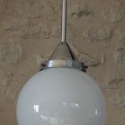 Suspension art déco globe en opaline blanche et tige en aluminium