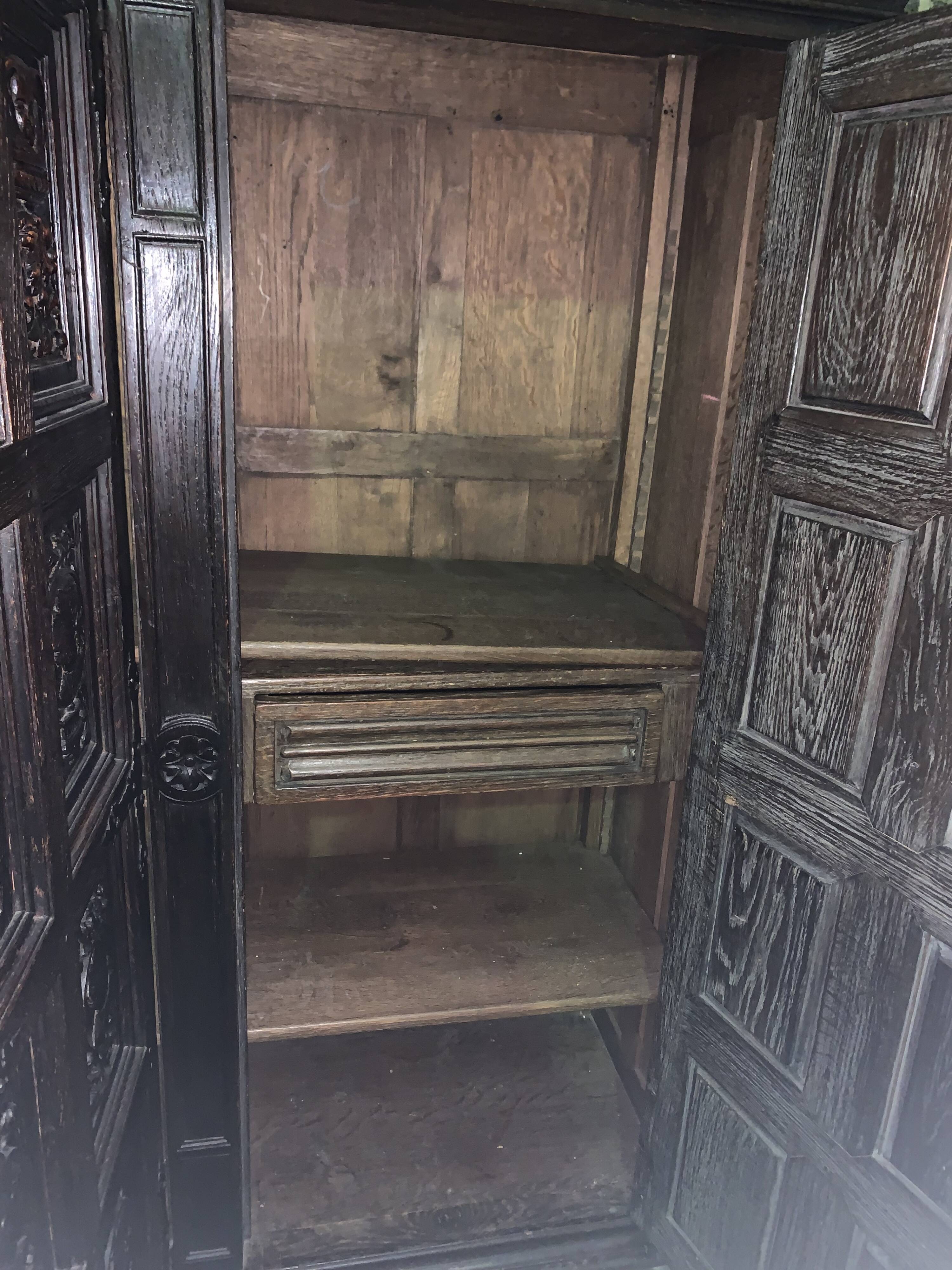 Meuble de rangement a trois portes de style Renaissance XX siècle