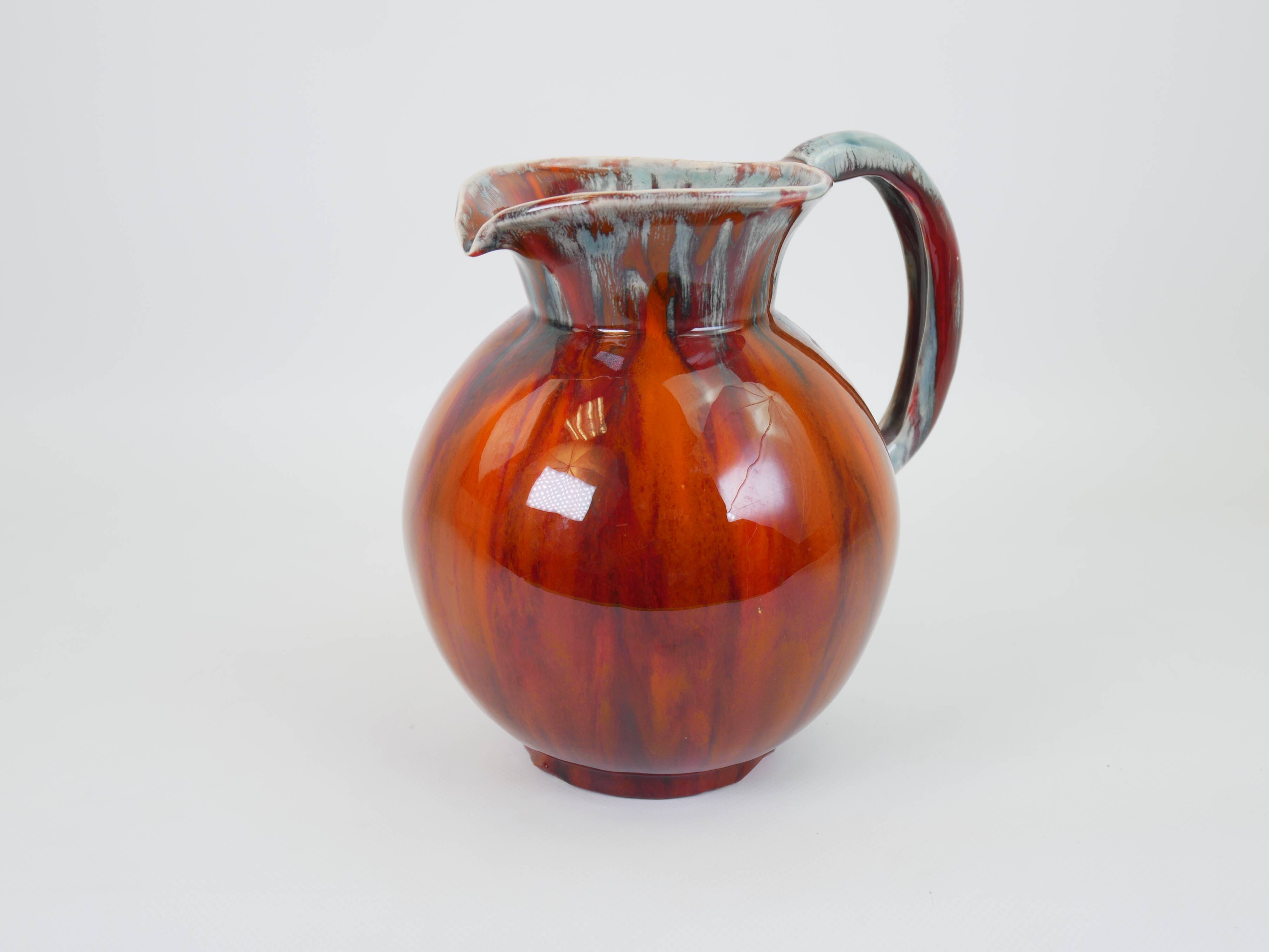 Pichet en céramique émaillée rouge et bleu signé Delène