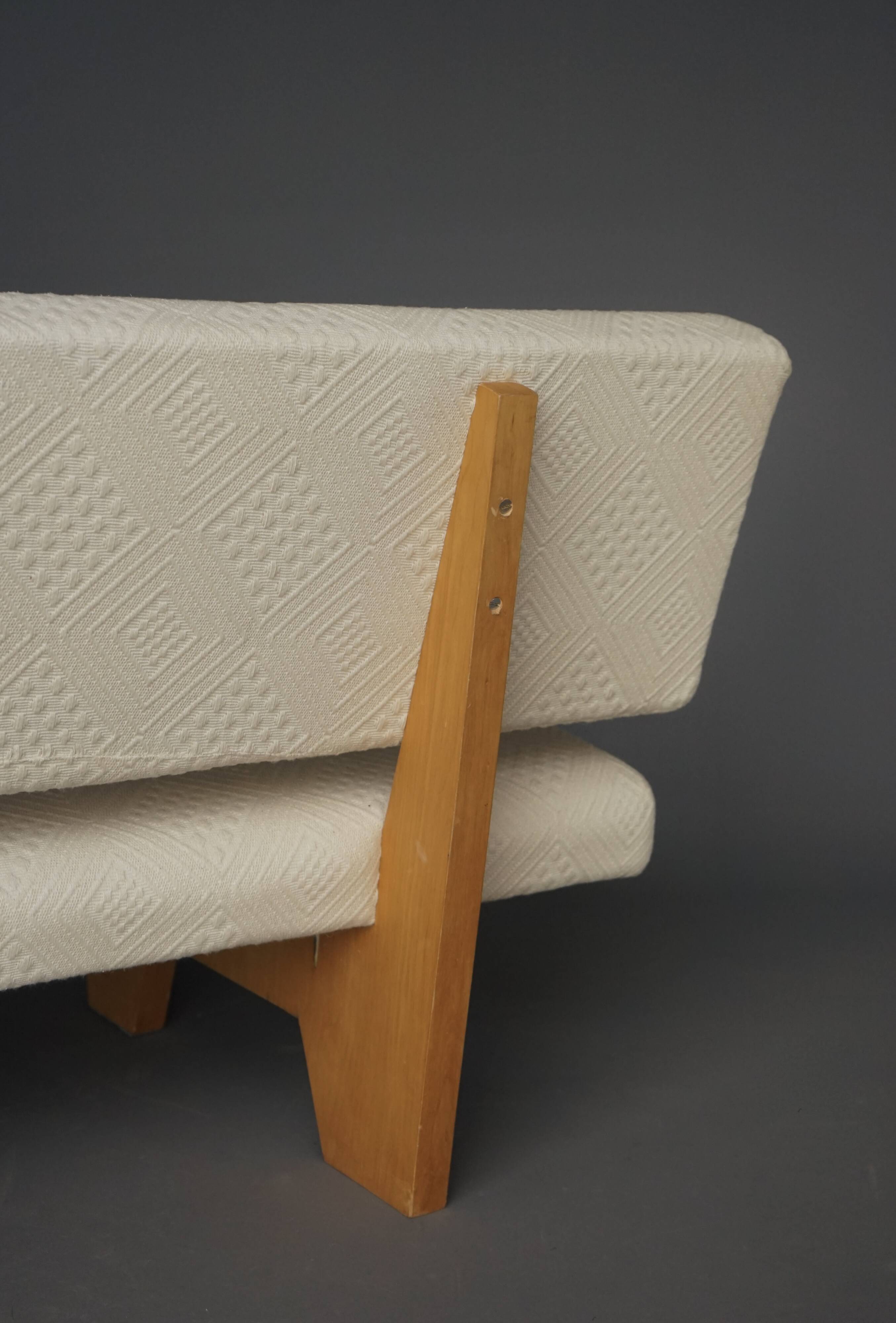 Canapé compact de style néerlandais avec base en bois. Années 1960.