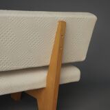 Canapé compact de style néerlandais avec base en bois. Années 1960.