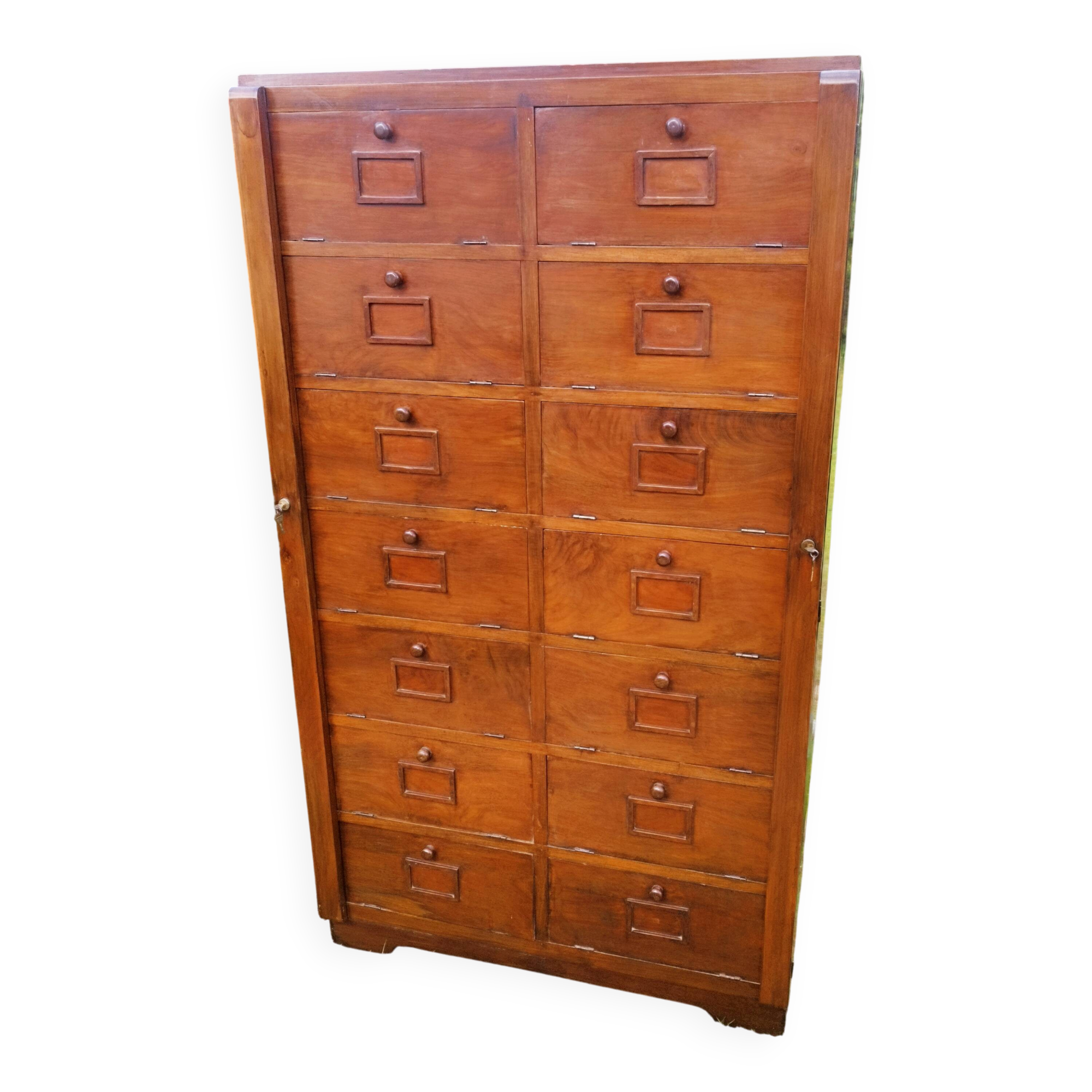 Trade cabinet with flaps