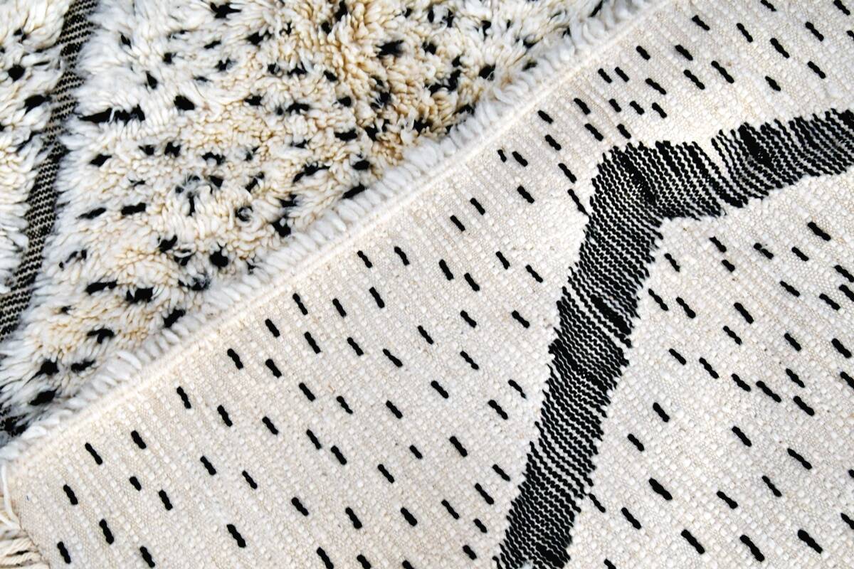 Beni Ouarain Moroccan Berber Rug New 294 cm x 200 cm