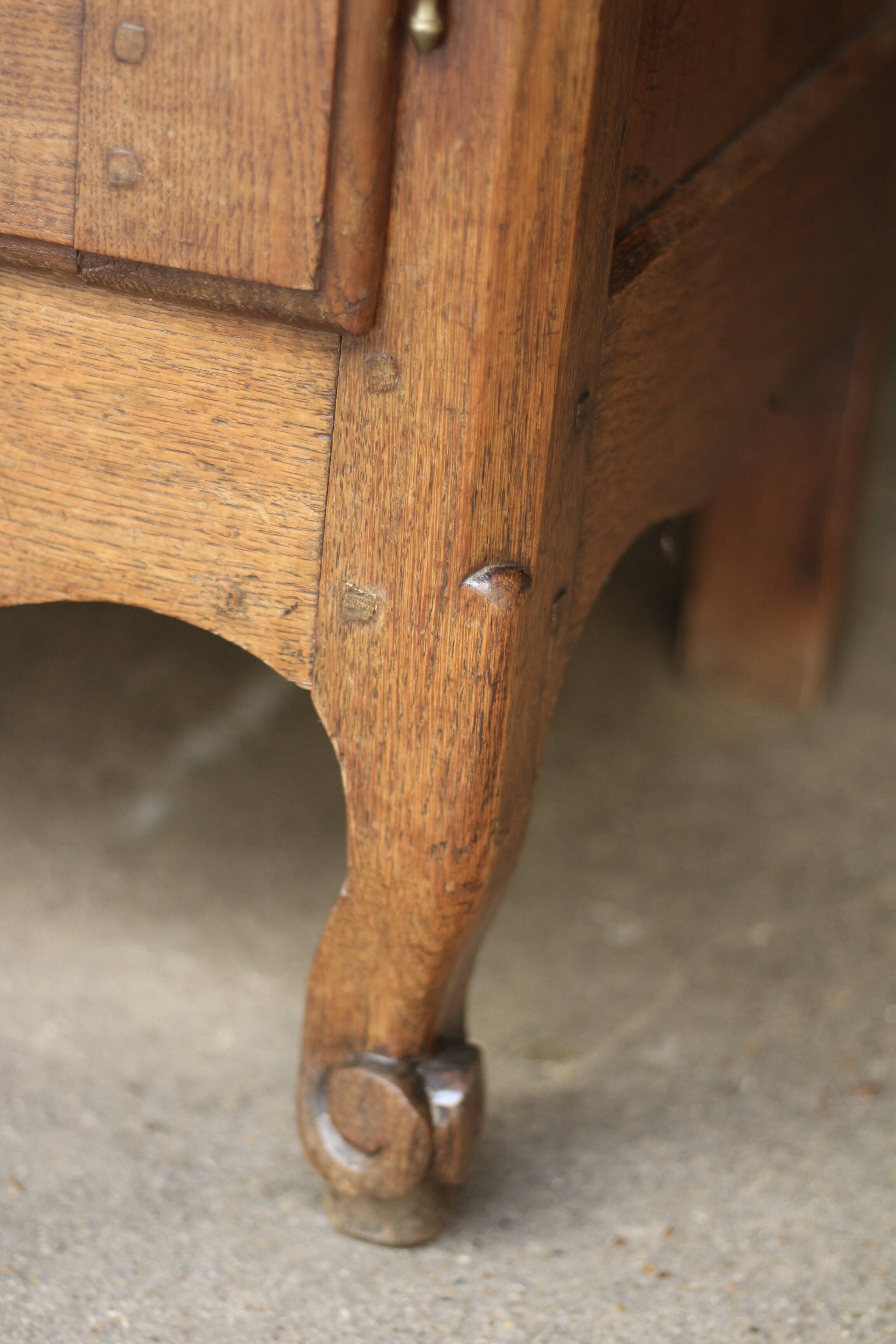 Somptueux buffet en chêne massif, travail provincial du XVIIIeme siècle