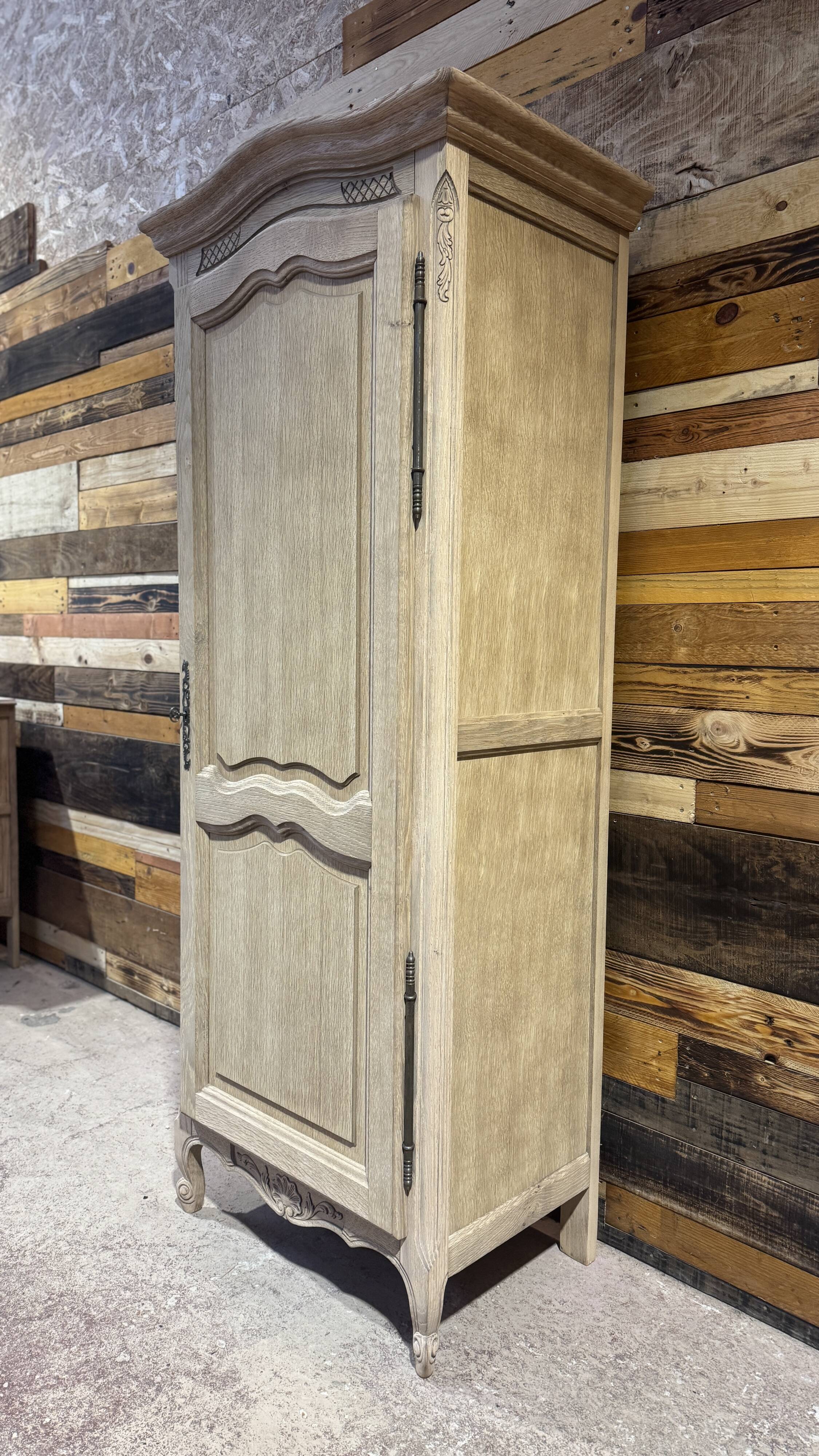 Sandblasted oak bonnetière - 1960s/70s