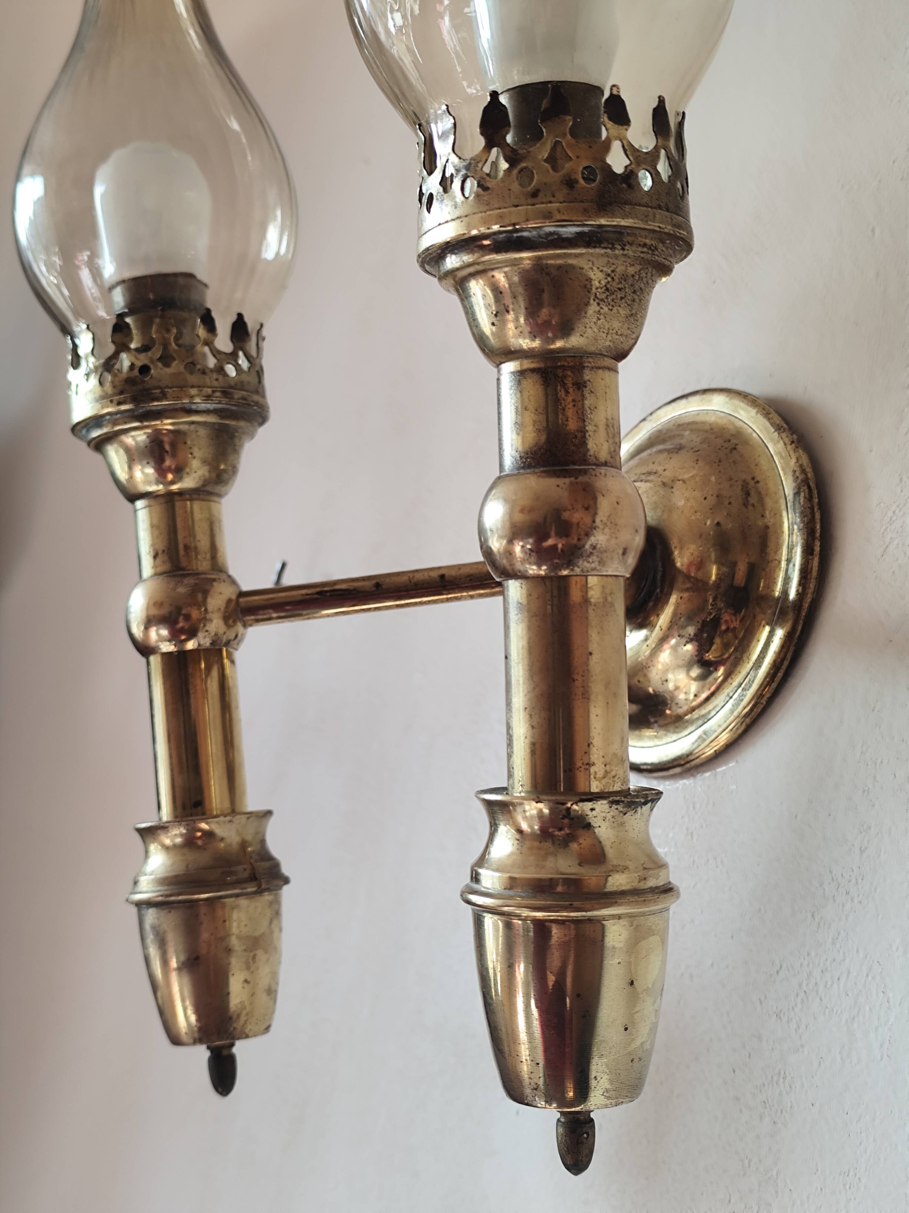 2-light wall light in brass and glass tulips